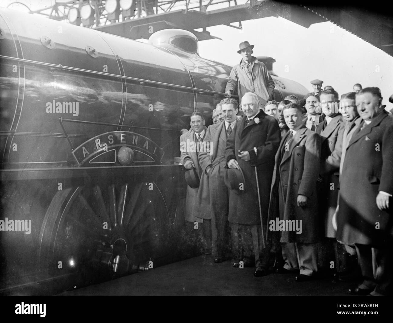 Lord Lonsdale nomina il motore ferroviario dopo l'Arsenal alla Stazione di King' s Cross. Lord Lonsdale , Presidente o Arsenal , ha nominato un nuovo motore LNER dopo l' Highbury club alla King' s Cross Station . L'Arsenal è il primo della nuova serie di motori 14 , che saranno tutti chiamati in onore di famose squadre di calcio . Infine, i 14 motori da calcio saranno utilizzati sui servizi express tra Londra , le Midlands e Manchester . Foto spettacoli , Lord Lonsdale e membri del team Arsenal dopo il nome del motore . 5 marzo 1936 Foto Stock