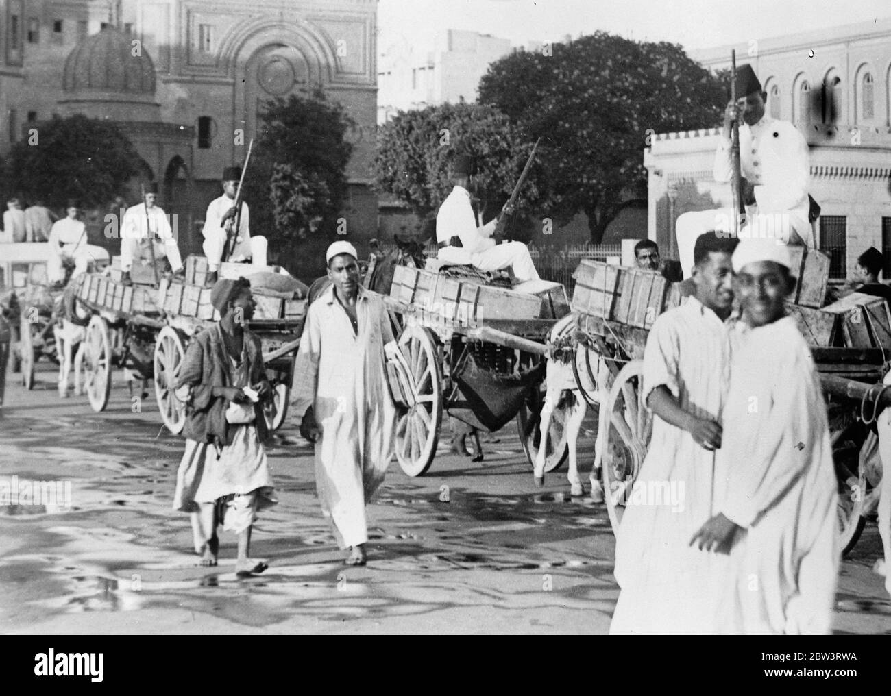Denaro - dal carico di lavoro . Una grande partita di denaro che sta per lasciare una banca alla periferia del Cairo . 16 settembre 1935 Foto Stock