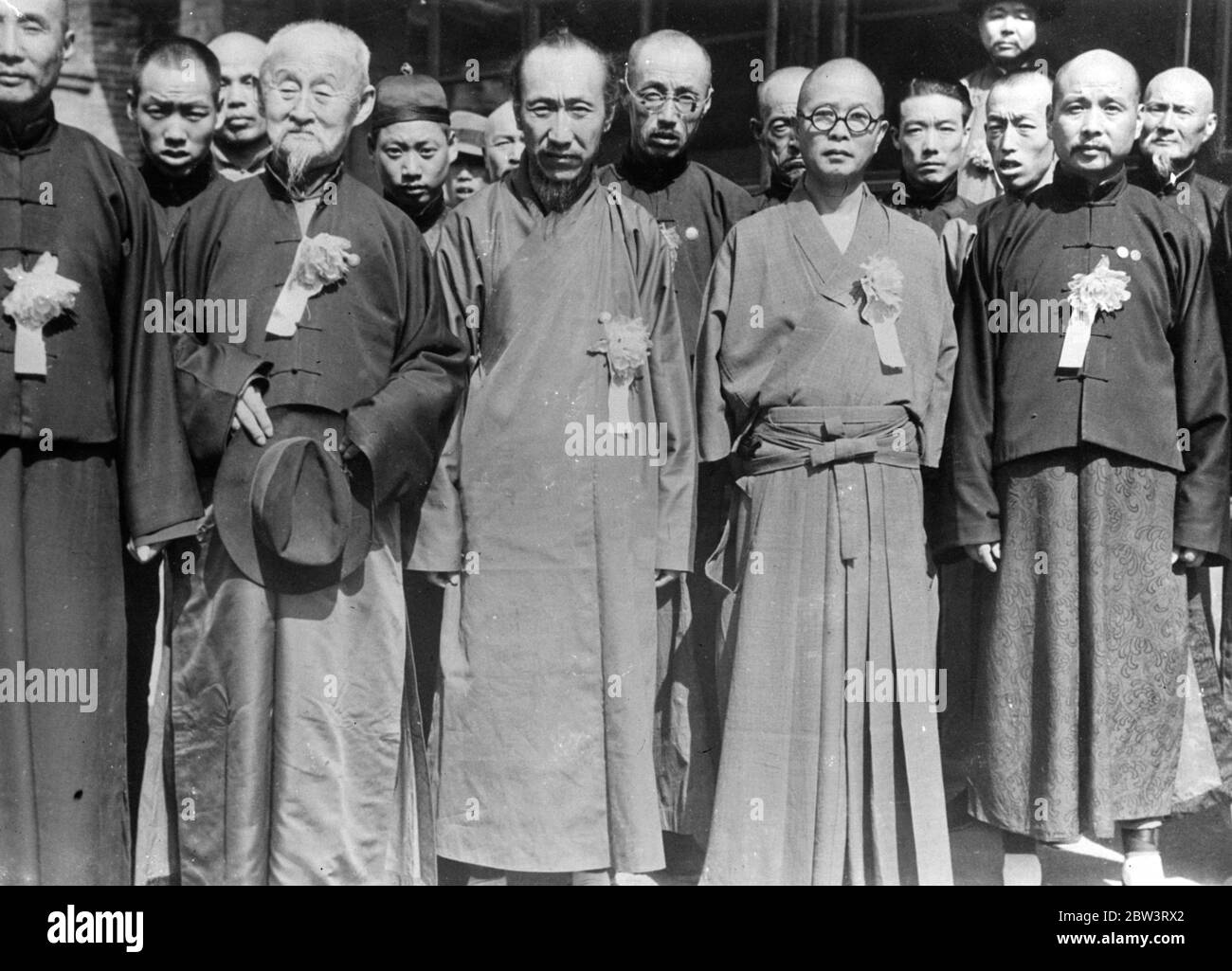I sacerdoti si incontrano a Manchkuo . I cento alti funzionari ed educatori cinesi di tutte le parti della Provincia di Jehol si sono incontrati per discutere la promozione dell'Associazione di promozione morale nel nuovo Stato di Manchukuo . La religione del nuovo Impero è 'Wantaw' , o 'gentilmente Guerra' , basata sugli insegnamenti di Confucio . Spettacoli fotografici , alcuni delegati alla conferenza di Jehol . Questa è una delle poche immagini mai fatte di questi sacerdoti . Terzo da sinistra è Shinamure , una delle maggiori autorità giapponesi sulla vita e le usanze cinesi . I due uomini a sinistra davanti a OW Foto Stock