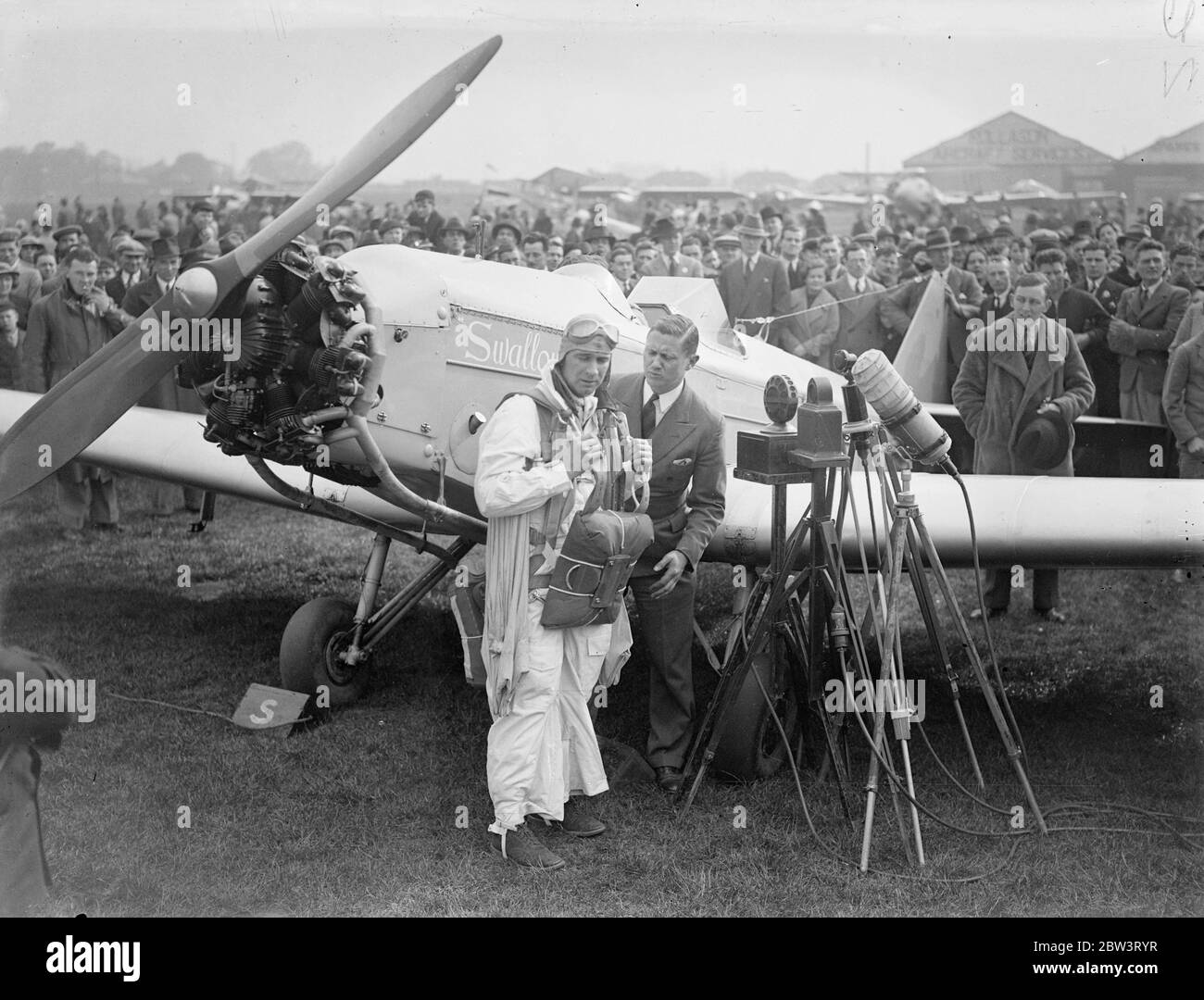 Birdman vola a terra con le ali ad Hanworth . Clam Sohn , un giovane americano di Lansing Michigan , ha dato la sua prima mostra di volo' uccello' in gran bretagna al parco aereo Hanworth di Feltham, Middlesex . Indossando un vestito di ali e una pinna Sohn volò sulla terra come un gabbiano gigante da un'altezza di circa 10 , 000 piedi . Piegò le ali e tirò il cordino di un paracadute quando si trovava entro 000 metri dal suolo , la foto mostra Clem Sohn che dimostrava l'azione delle sue ali alla folla prima di salire . 2 maggio 1936 Foto Stock