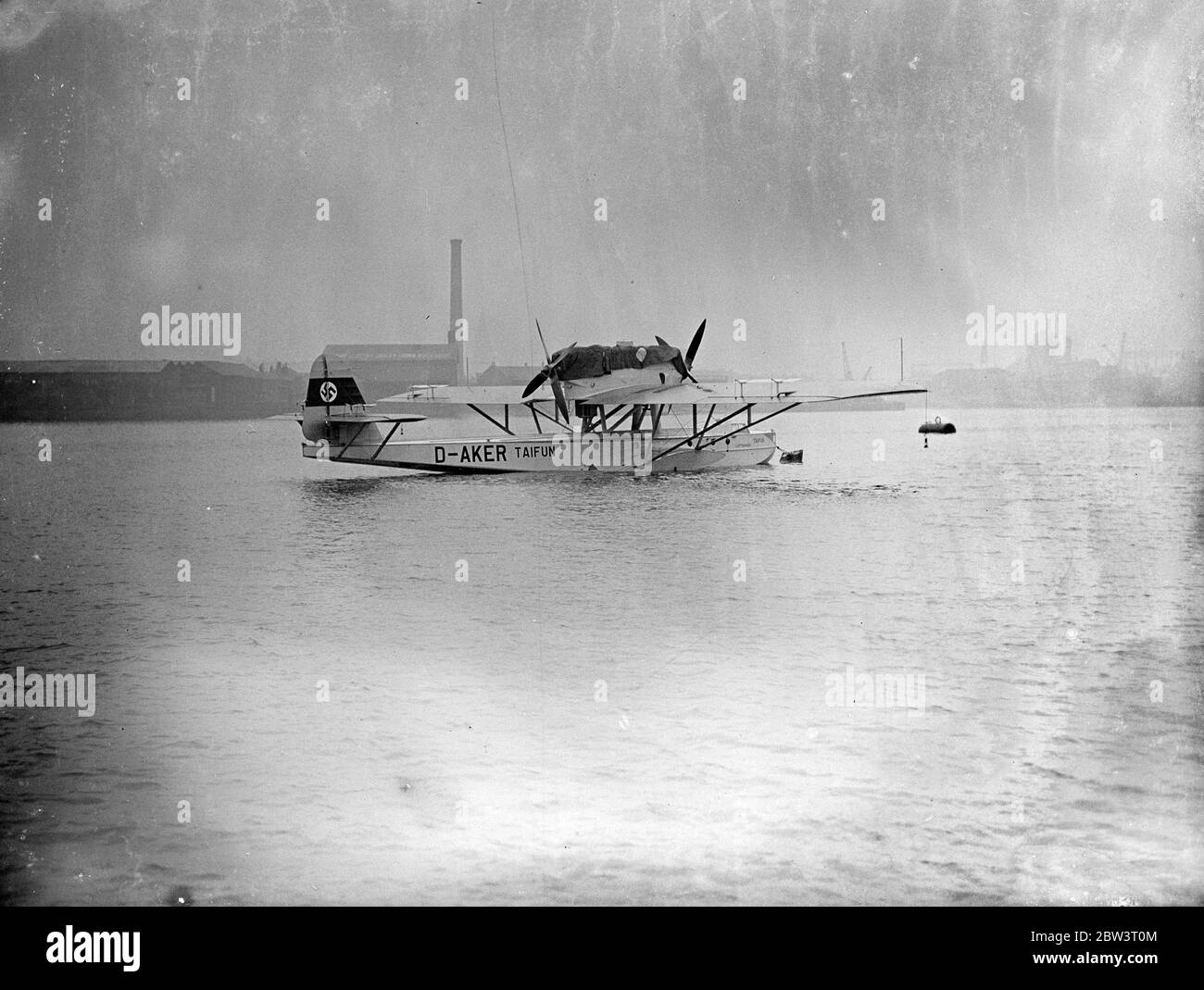 Il tedesco atlante Atlantico Taifun scende in ' a Southampton per benzina. Un'imbarcazione volante tedesca Dornier Wals sul servizio postale dell'Atlantico meridionale ha fatto una chiamata inaspettata a Woolston , Southampton , quando è sceso dal cielo e atterrato vicino ai moli . il pilota aveva scoperto che la sua fornitura di benzina stava correndo in basso e è venuto a rifornirsi . Spettacoli fotografici , la barca volante dell'Atlantico meridionale tedesco a Southampton . 4 marzo 1936 Foto Stock