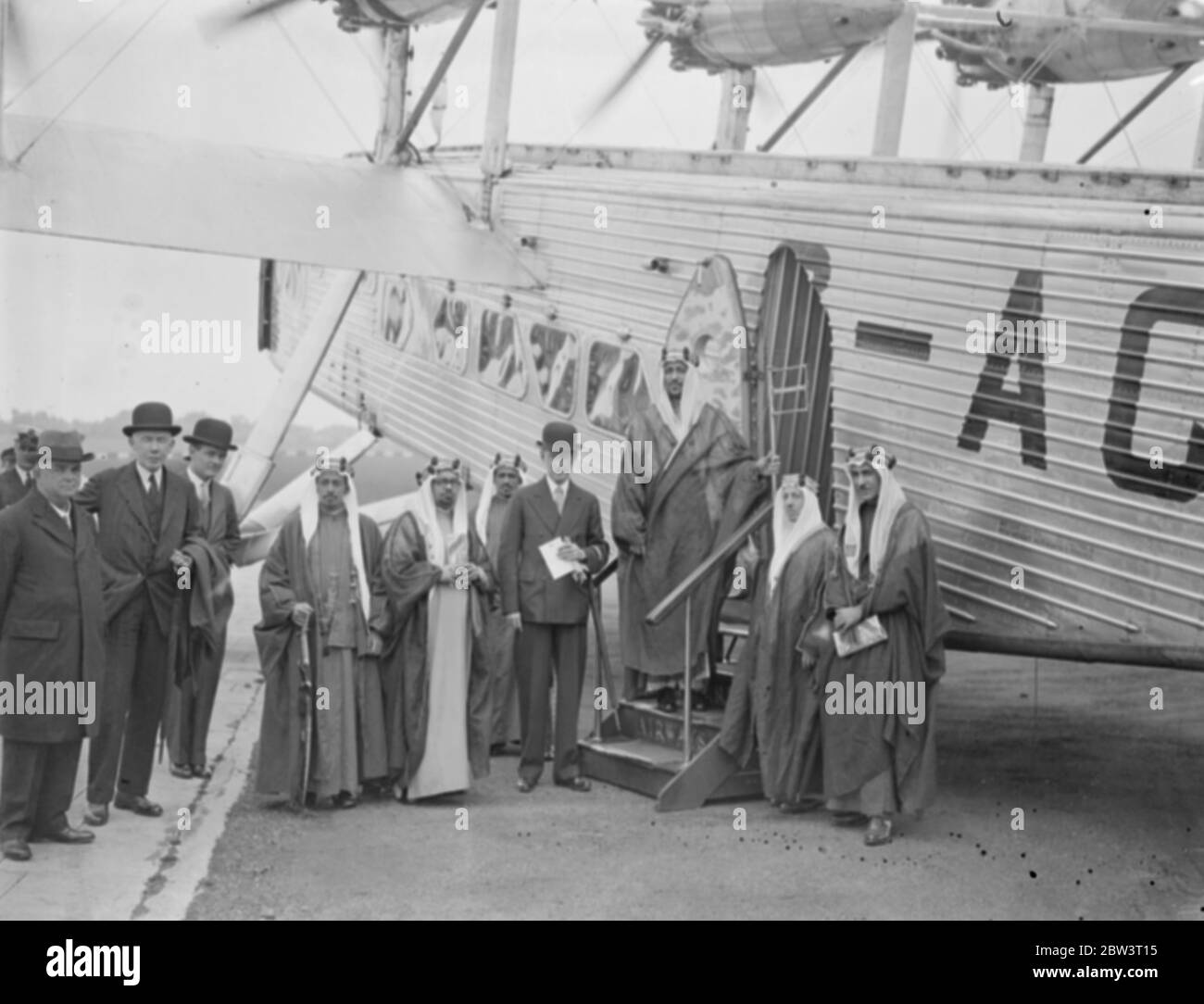 L' Emir Saud , che per la prima volta vita l' Inghilterra . Foto mostra Emir Saud durante una visita all'aerodromo di Croydon . 21 Giugno 1935 Foto Stock