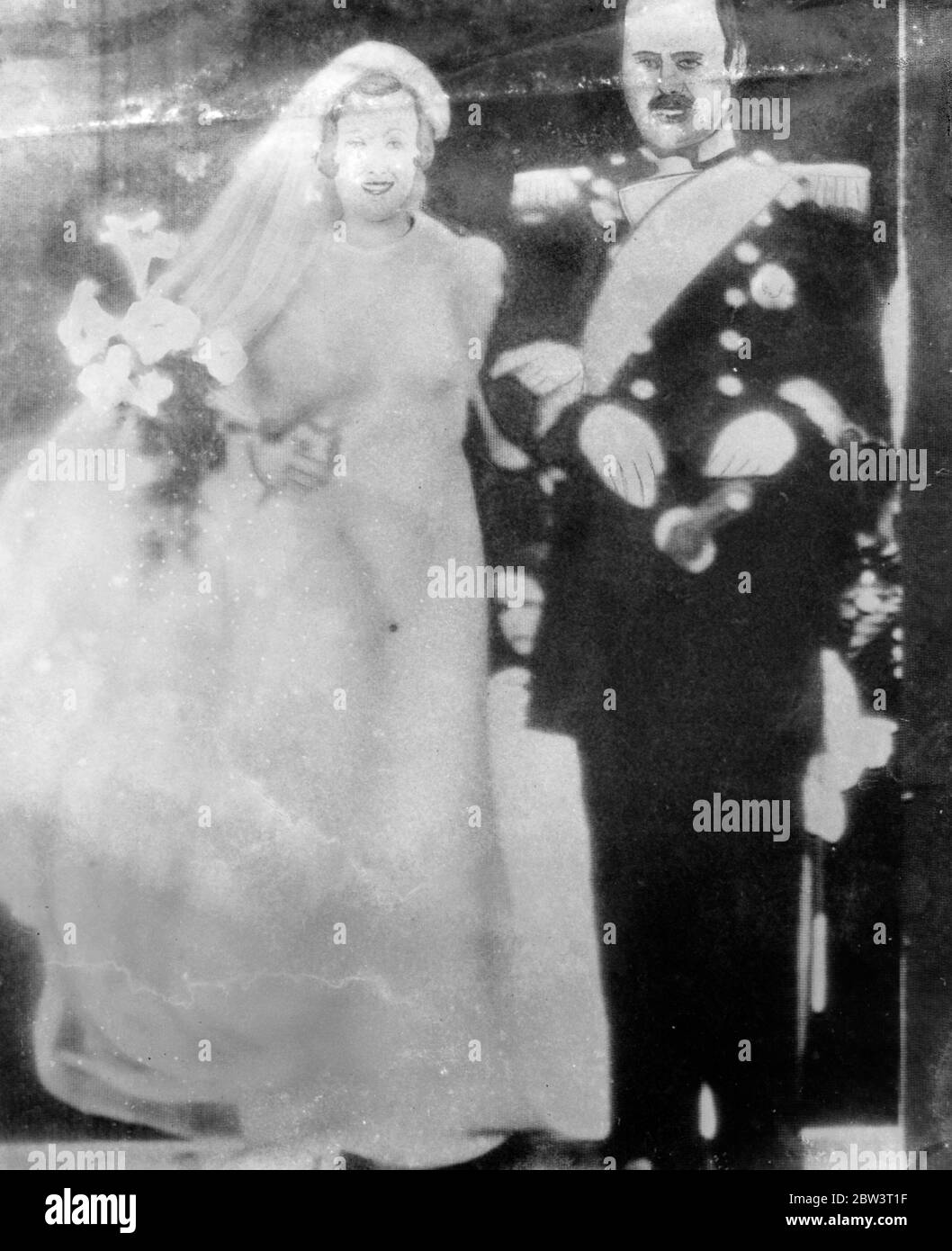 Ragazza inglese sposata con il principe von Hohenberg , seconda a Vienna . Lo sposo è figlio di Archduke il cui assassinio ha iniziato la guerra . La sig.ra Maria Theresa Wood , una ragazza inglese di 25 anni , è stata sposata a Vienna con il principe Ernst von Hohenberg , secondo figlio del tragico arciduca Franz Ferdinand , il cui assassinio a Sarajevo nel 1914 , ha iniziato la guerra . La sposa è la figlia del capitano George Jarvis Wood , che era addetto militare britannico a Vienna prima della guerra . Il matrimonio si è svolto nella Chiesa di San Charle . Membri della più alta nobiltà austriaca e ungherese e del Ministro britannico, Sir Walford Foto Stock