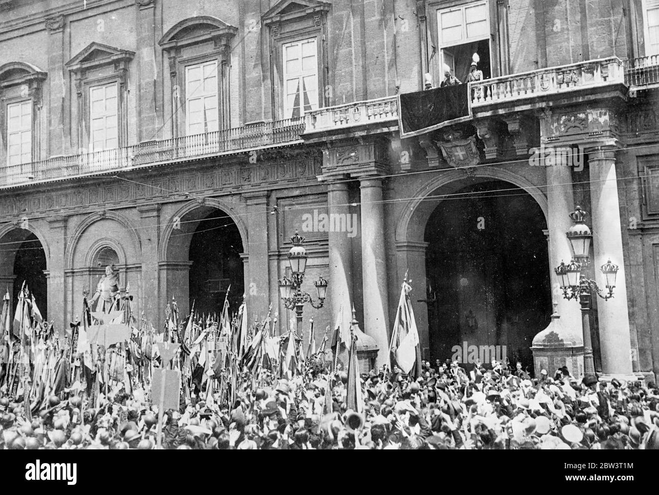 I veterani di guerra acclamano Vittorio Emanuele a Napoli . Migliaia di veterani di guerra acclamarono Victor Emmanuel , re Imperatore Italiano , quando visitò Napoli per svelare un monumento al maresciallo Armando Diaz , che rallide le forze italiane dopo il ritiro del Caporetto nel 1917 . Spettacoli fotografici , Re Vittorio Emanuele che riconosce le lodi dei veterani di guerra da un balcone in Piazza S Ferdinando , Napoli . 2 giugno 1936 Foto Stock