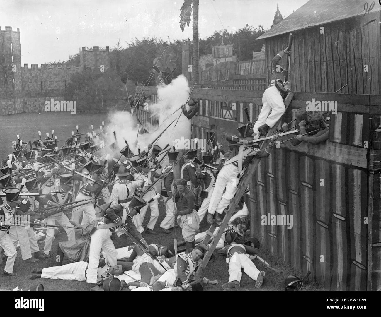 La campagna fluviale Rangoon riparte alla prova del tatuaggio di Aldershot . Una prova completa di vestito per il Tattoo Aldershot è stata effettuata nella Rushmoor Arena ad Aldershot . Foto mostra , il vecchio 38° e 41° Regiments of Foot (uomini del Royal West Kents) che stordise una stockade in una rappresentazione della campagna del Rangoon River del 1824 . 28 maggio 1936 Foto Stock