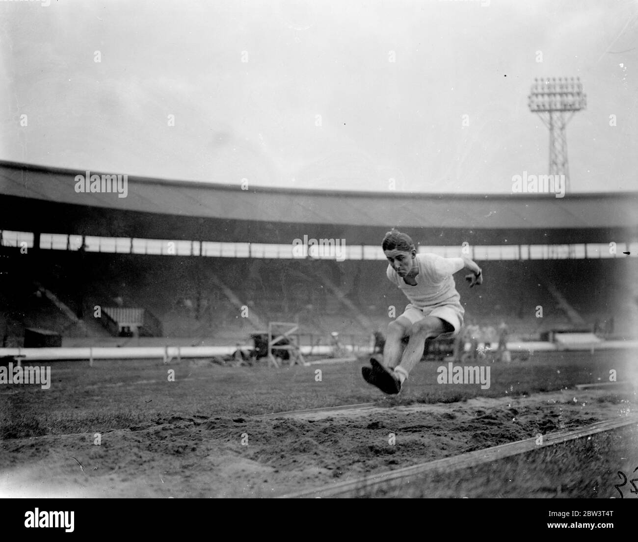 Saltando in forma ! . Gli atleti della scuola pubblica si esercitano per lo sport a White City . Gli atleti di scuola stanno facendo pratica finale alla città bianca , Londra per gli sport della scuola pubblica che si aprono là domani ( venerdì ) . Spettacoli fotografici , Derek Gillesple , di Uppingham , che pratica per il salto lungo alla Città Bianca . 16 aprile 1936 Foto Stock