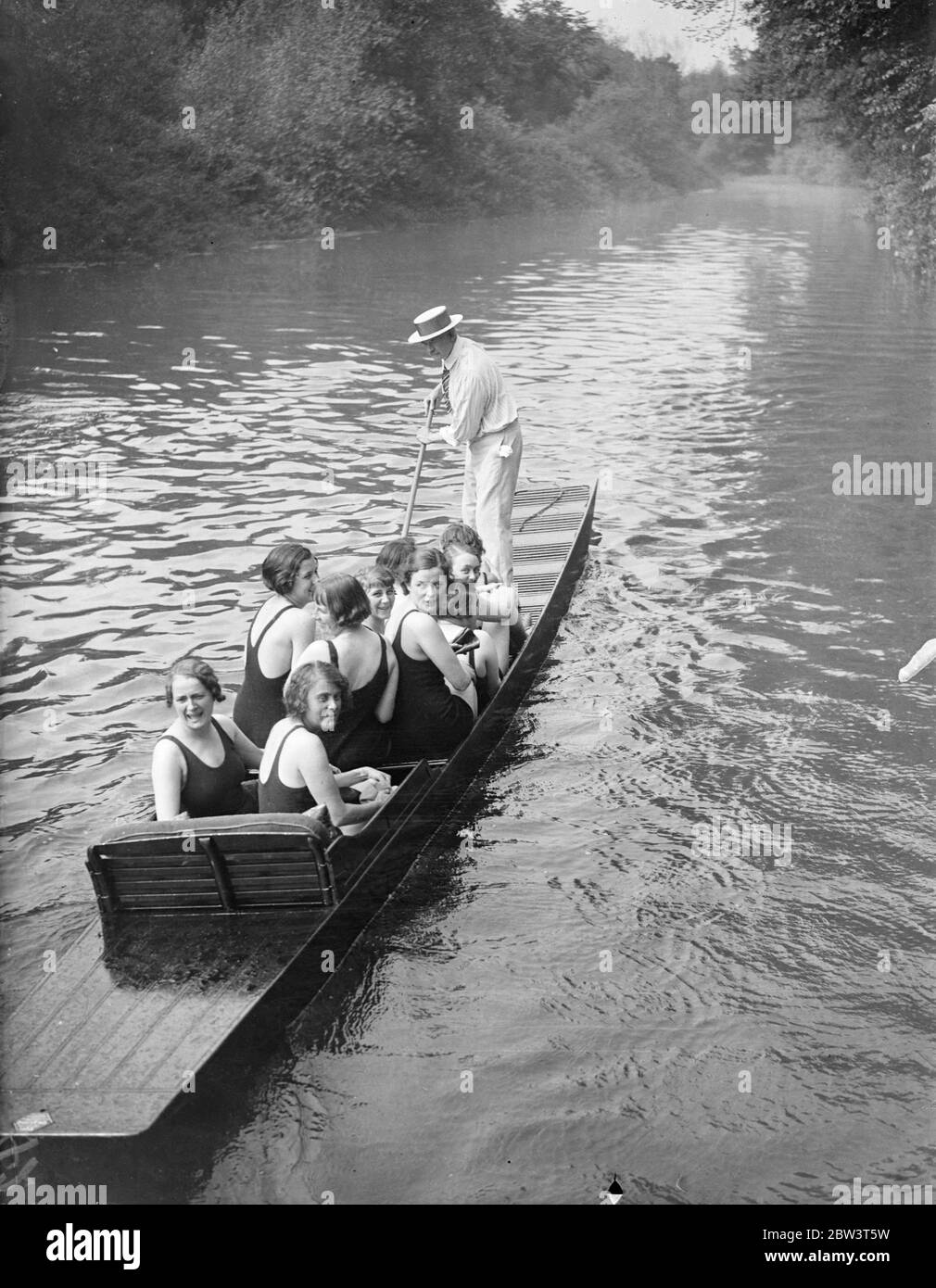 Lord Desborough punts fiume nuoto concorrenti al punto di partenza . Lord Desborough punendo i concorrenti al punto di partenza della gara per la Lord Wakefield Cup , a Taplow , Buckinghamshire . 20 giugno 1936 Foto Stock