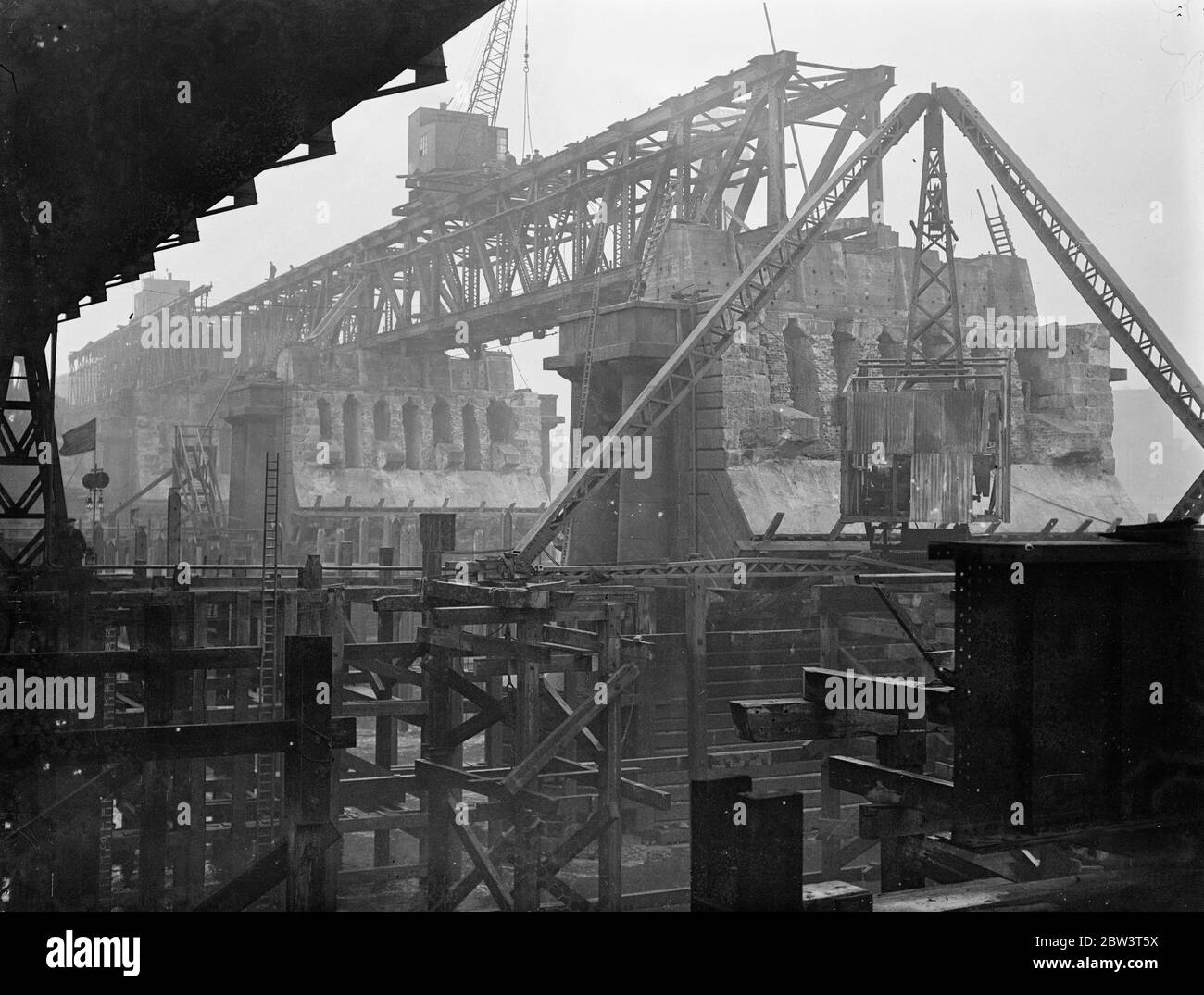 Waterloo Bridge - l'ultima fase. Il ponte a sbalzo in fase di smontaggio . 28 novembre 1935 Foto Stock