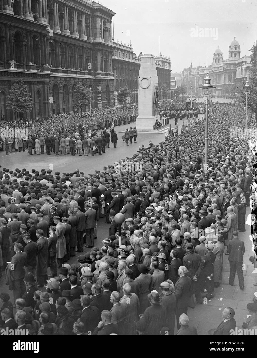 I pellegrini canadesi partecipano alla cerimonia speciale al Cenotafe . I piliggioni canadesi che hanno partecipato alla presentazione del Vimy Bridge Memorial e stanno facendo una visita a Londra , hanno partecipato per un servizio speciale al Cenotaph di Whitehall . Quasi la metà dei pellegrini sono vedove di guerra delle donne o parenti di uomini caduti in Francia . Spettacoli fotografici : una visione generale della cerimonia al Cenotaph . 29 Jul 1936 Foto Stock