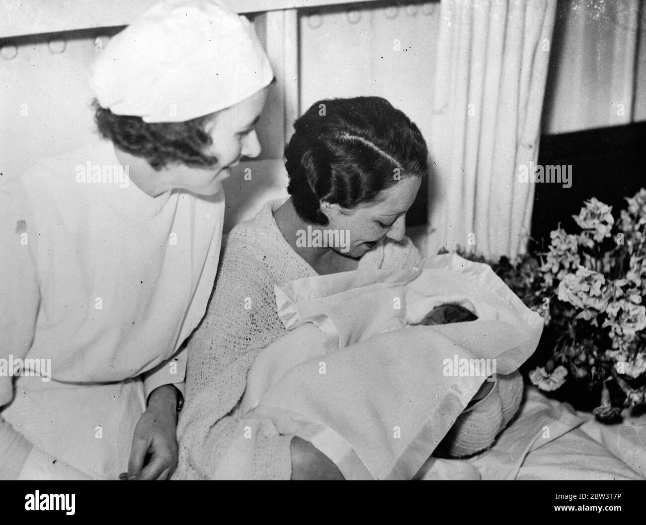 La Lega delle Nazioni umane . Il figlio del console italiano è un misto internazionale . Ennio vita Finzi tra le braccia di sua madre nella loro casa di Melbourne . 23 dicembre 1935 Foto Stock