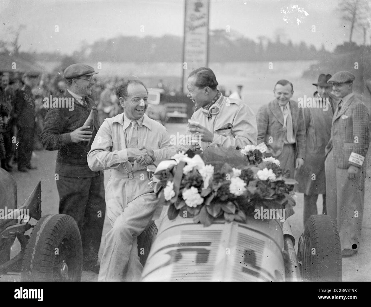 Il principe Bira vince la gara internazionale dei trofei . Prince Birs of Siam alla guida di un e R A ha vinto la gara internazionale dei trofei a Brooklands . Raymond Mays , anche alla guida di un e R A ha guadagnato il secondo posto . Foto spettacoli , il Principe Bird è stato congratulato da Raymond Mays dopo la gara . 2 maggio 1936 Foto Stock