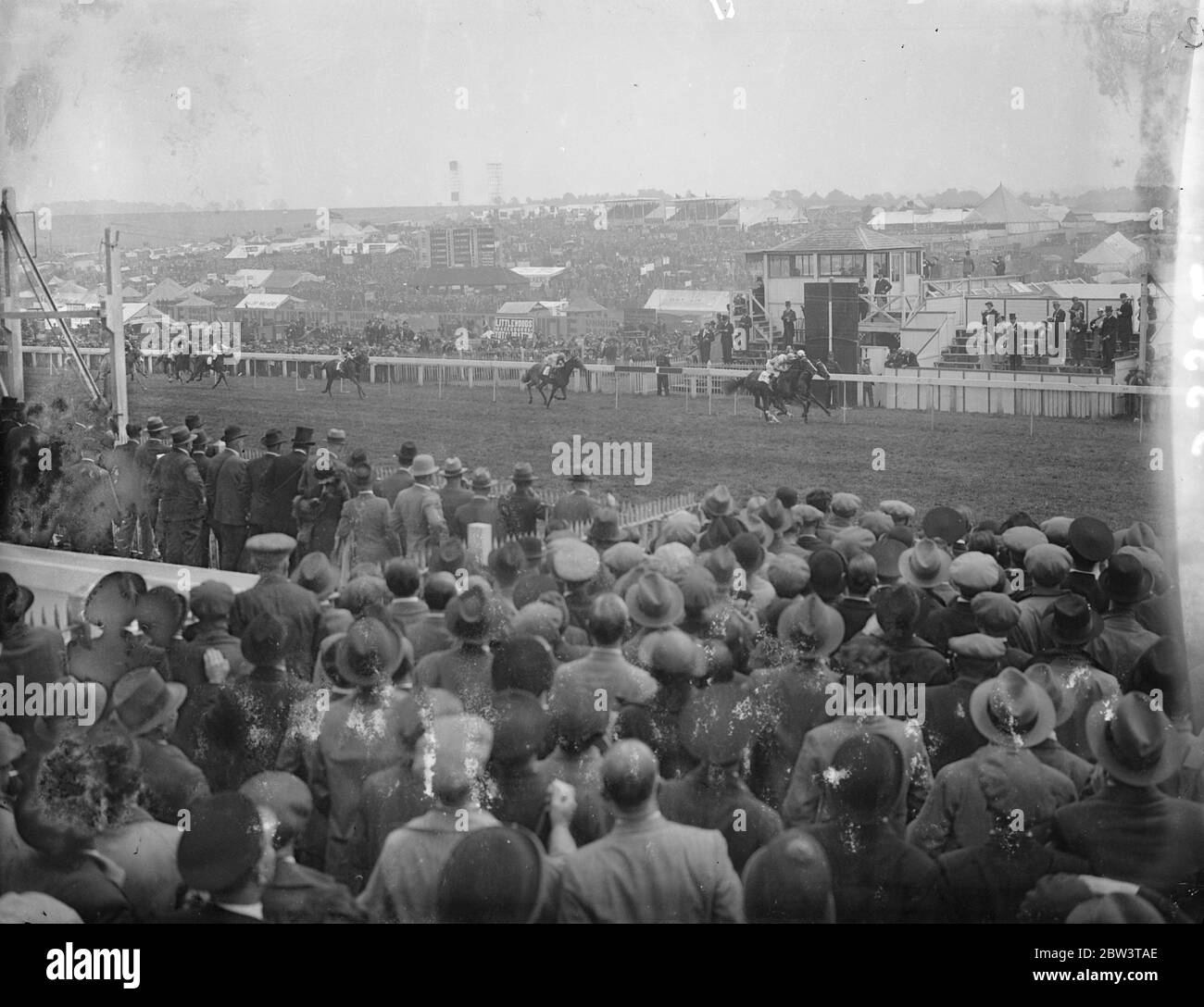 Fideima vince la prima gara ad Epsom . Chiudi fine . Fidelma , di proprietà della signora D Walters e guidata da T Lowrey , ha vinto la prima gara , la Juvenile Selling Plate di Epsom . Shanghai Lil II, di proprietà di Sir K Fraser con Gordon Richards UP, era seconda e Tango (R. J Colling, P. Evans) era terzo. Foto spettacoli , Fidelma vince la prima gara di Shanghai Lil II 26 maggio 1936 Foto Stock