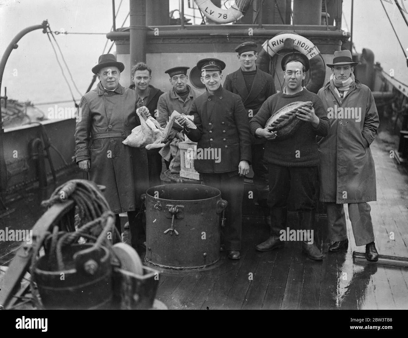 Gli equipaggi di Lightship ricevono regali di Natale dal Vicario di Tilbury . L'equipaggio della nave leggera il mouse con il Rev W C Bown , Vicario di Tilbury , dopo aver ricevuto i loro doni . 18 dicembre 1935 Foto Stock