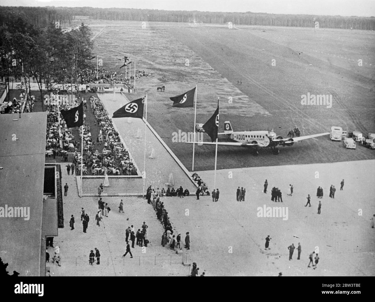 aeroporto Rhein-Main di Francoforte . Aperto come aeroporto commerciale tedesco , la parte settentrionale della base utilizzata come campo per gli aerei e la parte estrema meridionale vicino a Zeppelinheim che serve come base per le navi rigide . Photo shows Ju 52 ( D-AQUQ ) Adolf von Tutschek '' 1936 Foto Stock