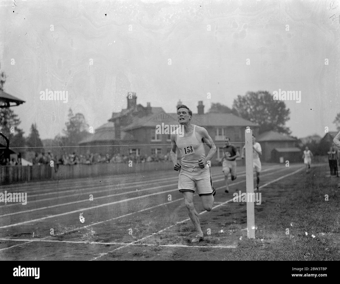 Finale di 1 miglio a London University Sports il campionato annuale di atletica dell'Università di Londra si è svolto presso la University Ground , Motspur Park , Surrey . Foto spettacoli : A . C . Franks ( St Thomas' s ) vince il 1 miglio con un tempo di 4 min . 30 4 / 5 sec . 9 maggio 1936 Foto Stock