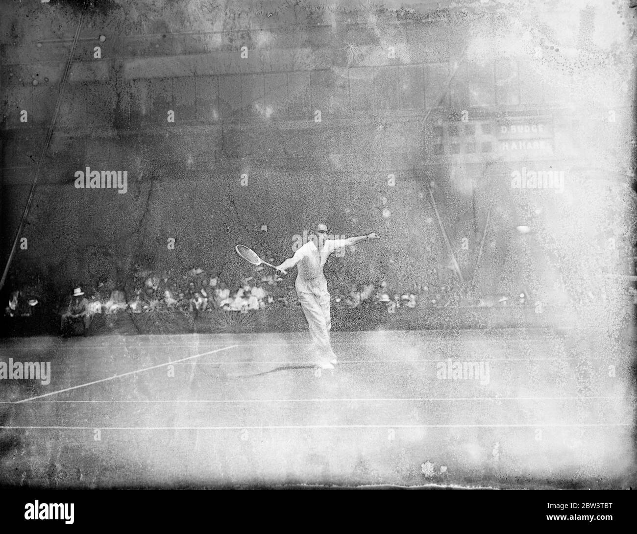 Campionato di tennis di Wimbledon aperto . Il primo contro Hare vince il Bridge . Il primo round dei singoli uomini ha aperto il Wimbledon Tennis Championship . Donald Budge , l'americano ha vinto il primo set contro H . R . Lepre ( GB ) 6 - 1 sul n. 1 Corte . Spettacoli fotografici : H . R . Lepre in gioco contro Donald Budge . 22 Jun 1936 Foto Stock