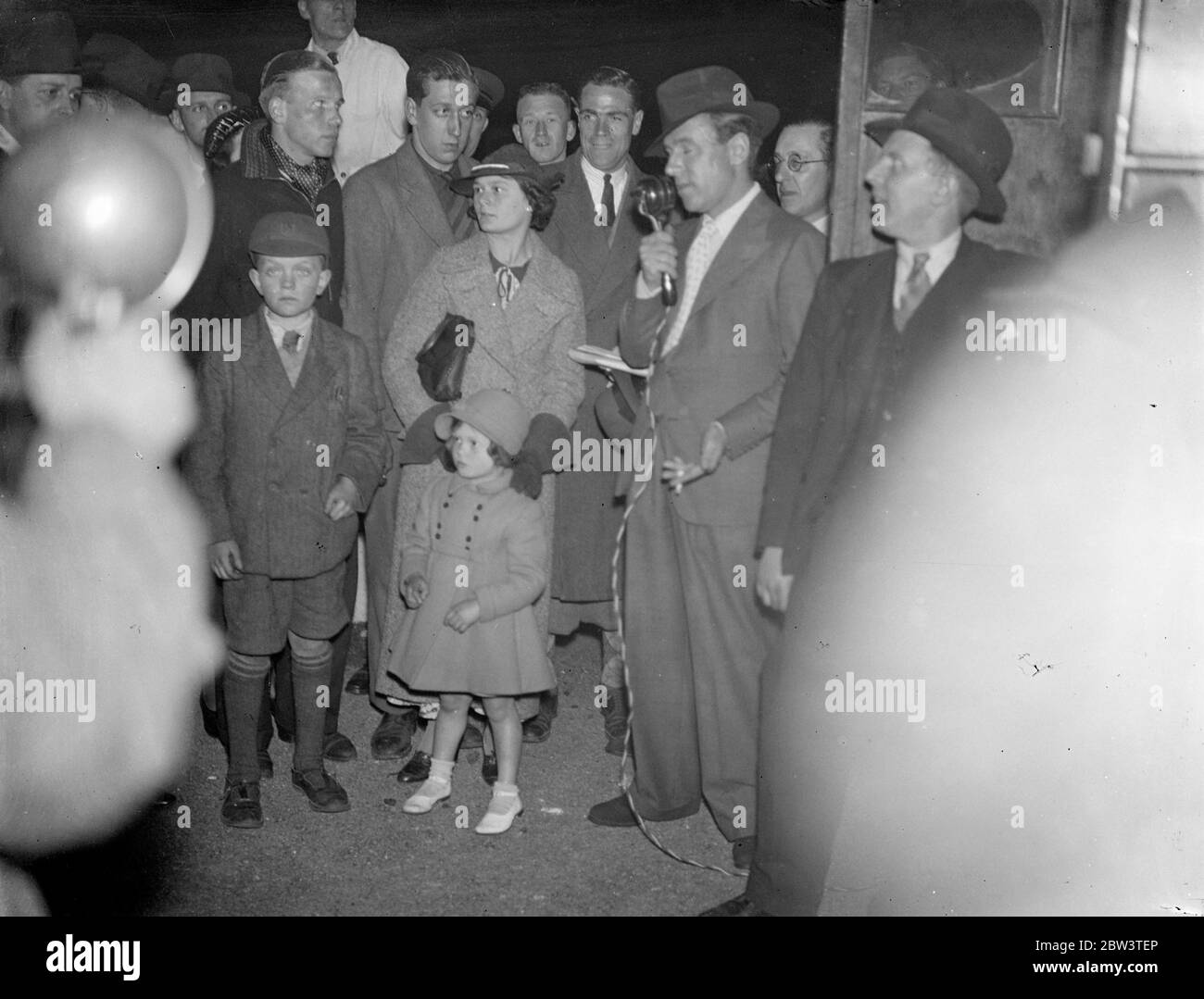 Amy Mollison atterra in Austria per un tentativo record . Il marito annuncia notizie di deluso Croydon folle . Jim Mollison trasmette la notizia dell'atterraggio della moglie in Austria alle folle in attesa a Croydon . 14 maggio 1936 Foto Stock Amy Mollison atterra in Austria per un tentativo record . Il marito annuncia notizie di deluso Croydon folle . Jim Mollison trasmette la notizia dell'atterraggio della moglie in Austria alle folle in attesa a Croydon . 14 maggio 1936 Foto Stock