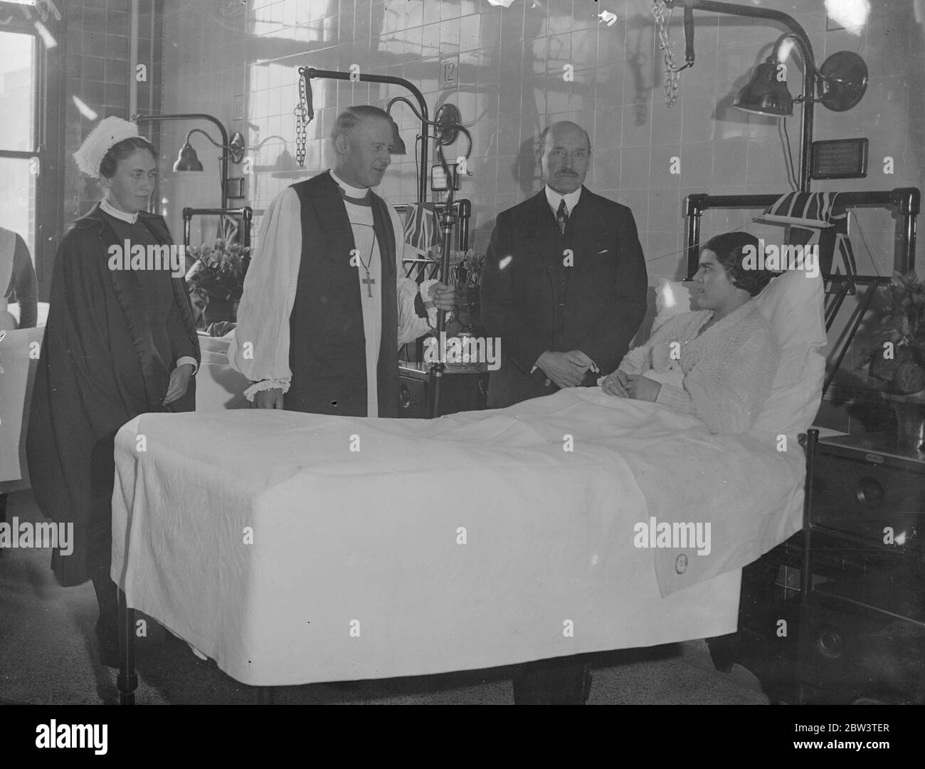 Principe Artù di Connaught alla dedicazione del reparto ospedaliero di Middlesex. Il principe Artù di Connaught e il vescovo di Willesden chiacchierano con uno dei pazienti del rione dopo la cerimonia di dedicazione . 21 novembre 1935 Foto Stock