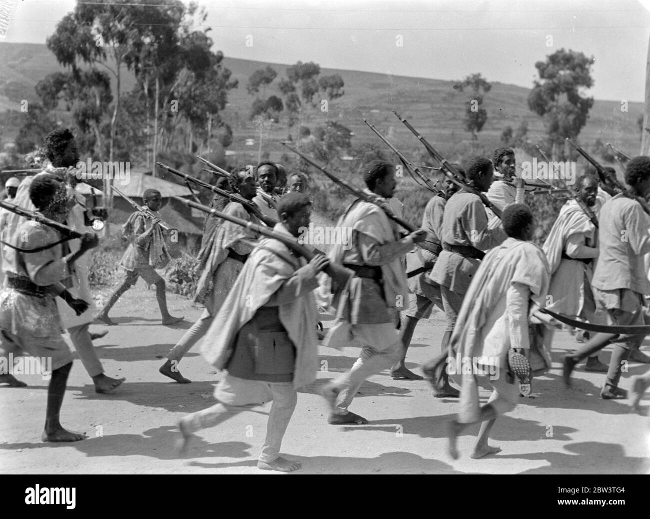 La fanteria regolare dell' esercito di Ras Nasibu lasciò Harar per Jijiga sulla strada verso il fronte meridionale per rinforzare l' esercito meridionale di Ras Desta , che si riferisce abbia respinto gli italiani . 27 novembre 1935 Foto Stock