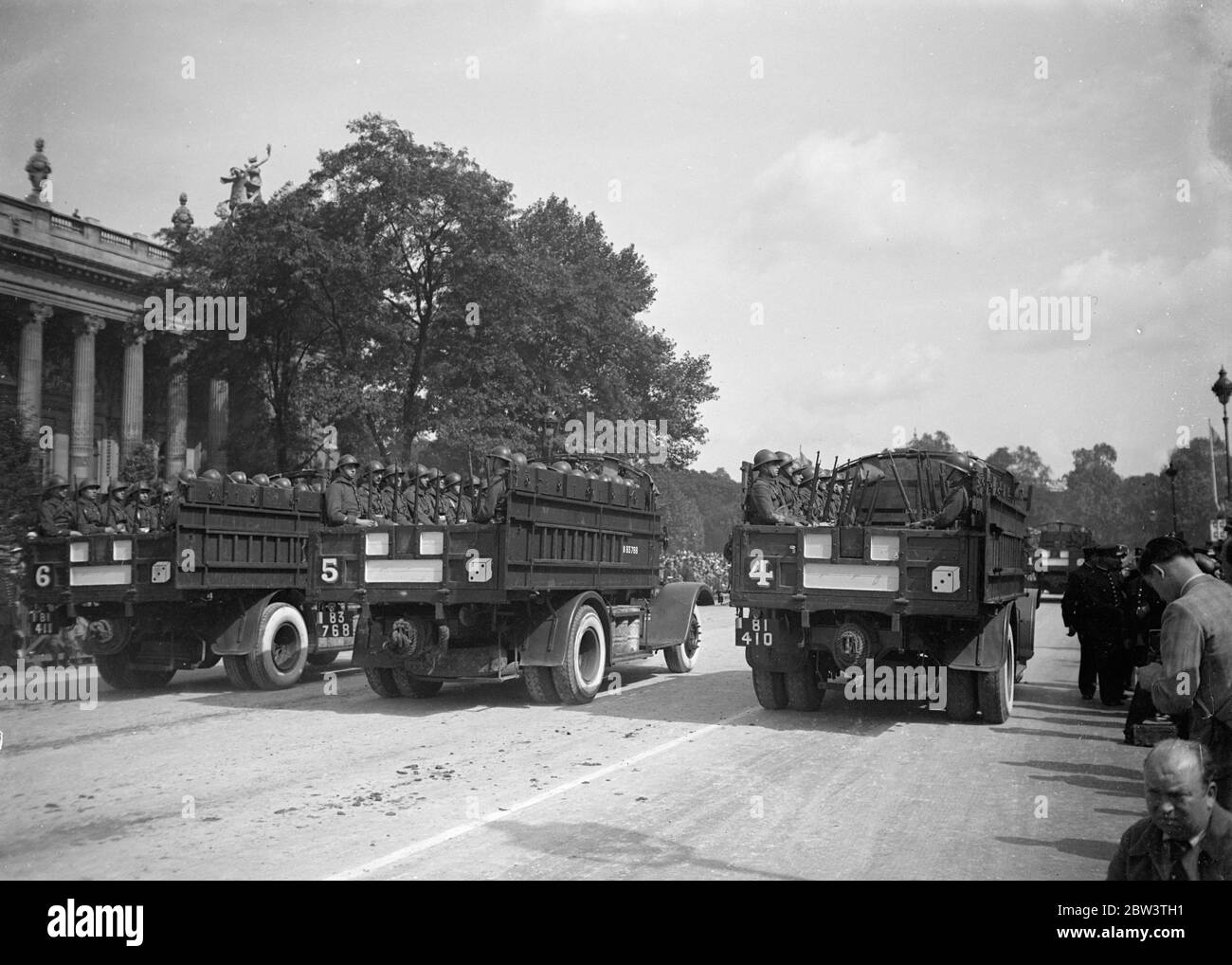 L' esercito meccanizzato francese è passato presidente come Aniversary di caduta della Bastiglia è celebrato . Lebrun , Presidente della Repubblica , e altri membri del governo francese hanno assistito alla sfilata dell' esercito motorizzato francese sugli Champs Elysees , Parigi , nell' anniversario della caduta della Bastiglia nella Rivoluzione francese . Mentre le forze meccanizzate passarono il presidente , 200 aerei si ruggevano in testa . Spettacoli fotografici : nuovi camioni di trasporto per i regimenti mobili che girano attraverso gli Champs Elysees nella sfilata . 14 Jul 1936 Foto Stock