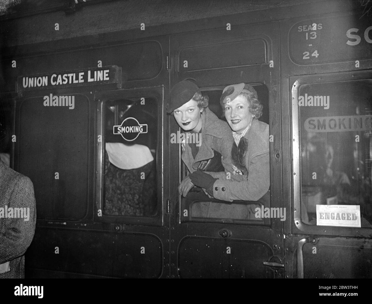 Diciassette anni di attrice del film lascia Hadeira sua madre agisce come chaperone . Hazel Terry , diciassette anni, accompagnato da sua madre Mary Glynne , lasciò Waterloo sul treno a bordo del castello Balmoral per Madeire dove si devono girare le scene esterne della produzione del Capitol Film ' Marriage of Corbal '. Foto , Hazel Terry e sua madre Mary Glynne , nella loro vetrina a Waterloo . 6 dicembre 1935 Foto Stock