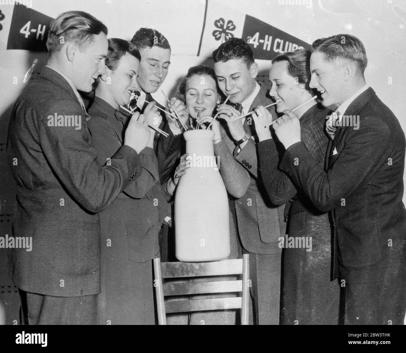 Sette persone più sane in America . Quattro uomini e tre ragazze . Quattro giovani e tre ragazze sono state selezionate come persone più sane negli Stati Uniti in un concorso nazionale . I sette sono Howard Cobb , di 18 anni di Greene , New York , Frederick Abel , di 20 anni di Gadsden , Alsbaba , J Alton Riffle , di 20 anni di Pleasant Hill , Missouri , Charles Jordan di 17 anni di Beloit , Kansas , Eloise Garrett , 15 anni di Uriah , Alsbara , Marion McLaughlin di 15 anni di Trenery , Michigan e giugno Gastine di 15 anni di Ridgeway , Carlina del Sud . Foto spettacoli , i sette sani con la loro bevanda preferita , mil Foto Stock