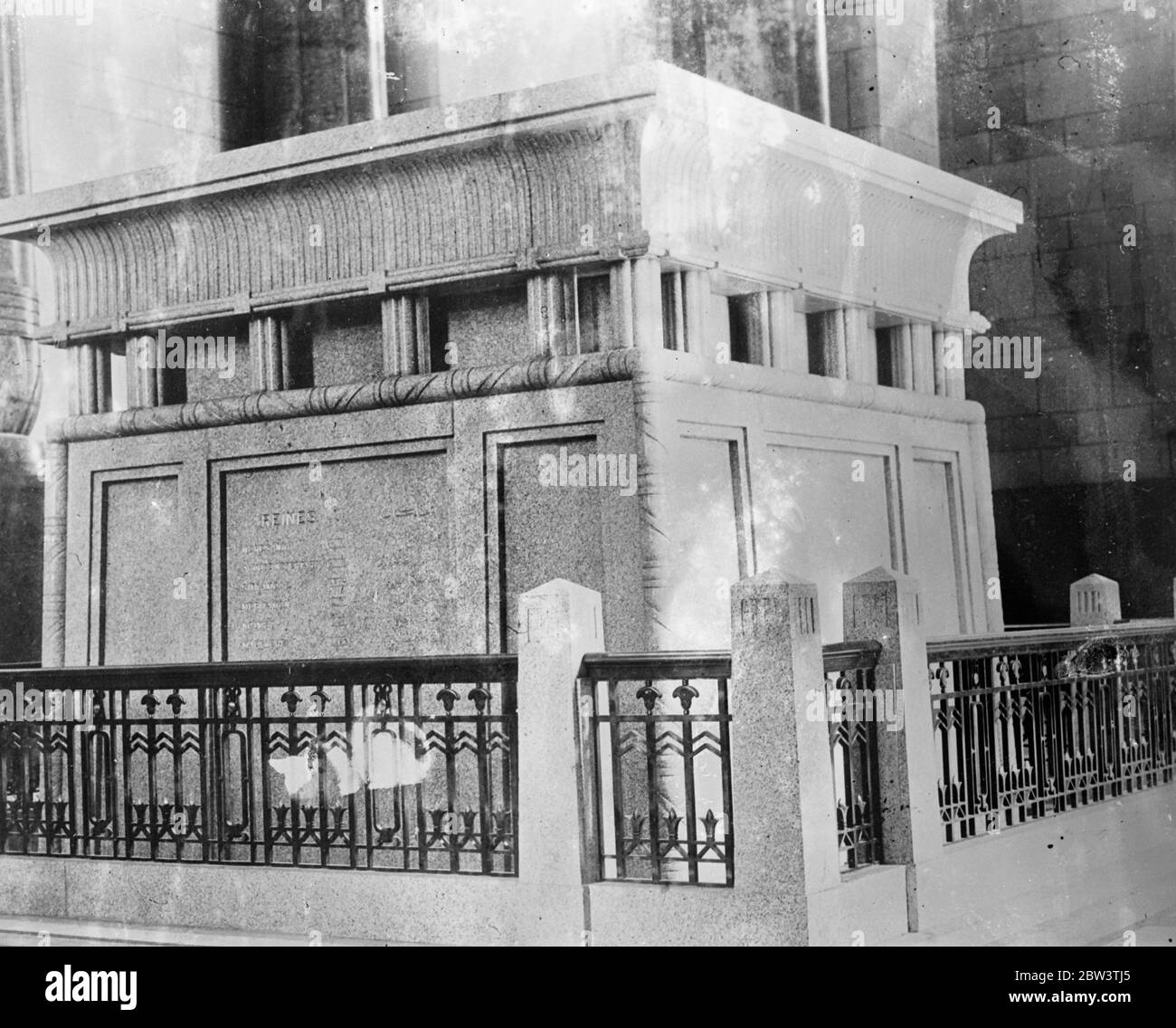 I faraoni dell'Antico Egitto fanno posto a Eroe moderno segretamente , nella mattina presto , circa una dozzina di mummie dei faraoni dell'Antico Egitto sono state rimosse dal Museo Haghloud al Cairo per fare spazio al corpo di Saad Zaghlul Pasha , Eroe nazionale egiziano e fondatore del WAFD , il partito nazionalista . Le mummie sono state rimosse in camion di trasporto dell'esercito egiziano al Museo del Cairo. Spettacoli fotografici : la tomba di marmo di Saad Zaghlul Pasha ( 1919 - 1927 ) nel Museo Haghloud . 22 maggio 1936 Foto Stock