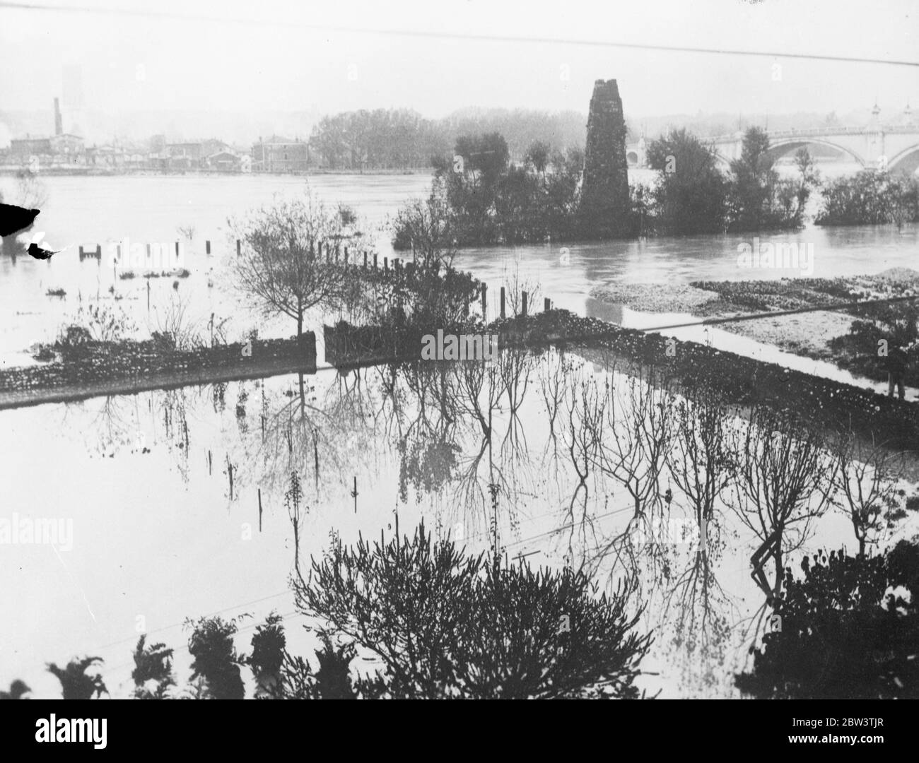 Quattro morti e centinaia di senzatetto in disastrose inondazioni francesi . Quattro morti e un caos diffuso sono stati causati dalle inondazioni dei fiumi Saone , Rhone , Isers , Drome , Ardecha e Durance , nella Francia occidentale . La pioggia continua a cadere e le acque sono in costante aumento . In alcune parti della valle del Bhone il fiume è ora largo 11 miglia e profondo 25 piedi , battendo tutti i record di alluvione dal 1855 . Centinaia di famiglie hanno dovuto essere salvate . Foto spettacoli , la plsina allagata di Grenges les Valence . 14 novembre 1935 Foto Stock