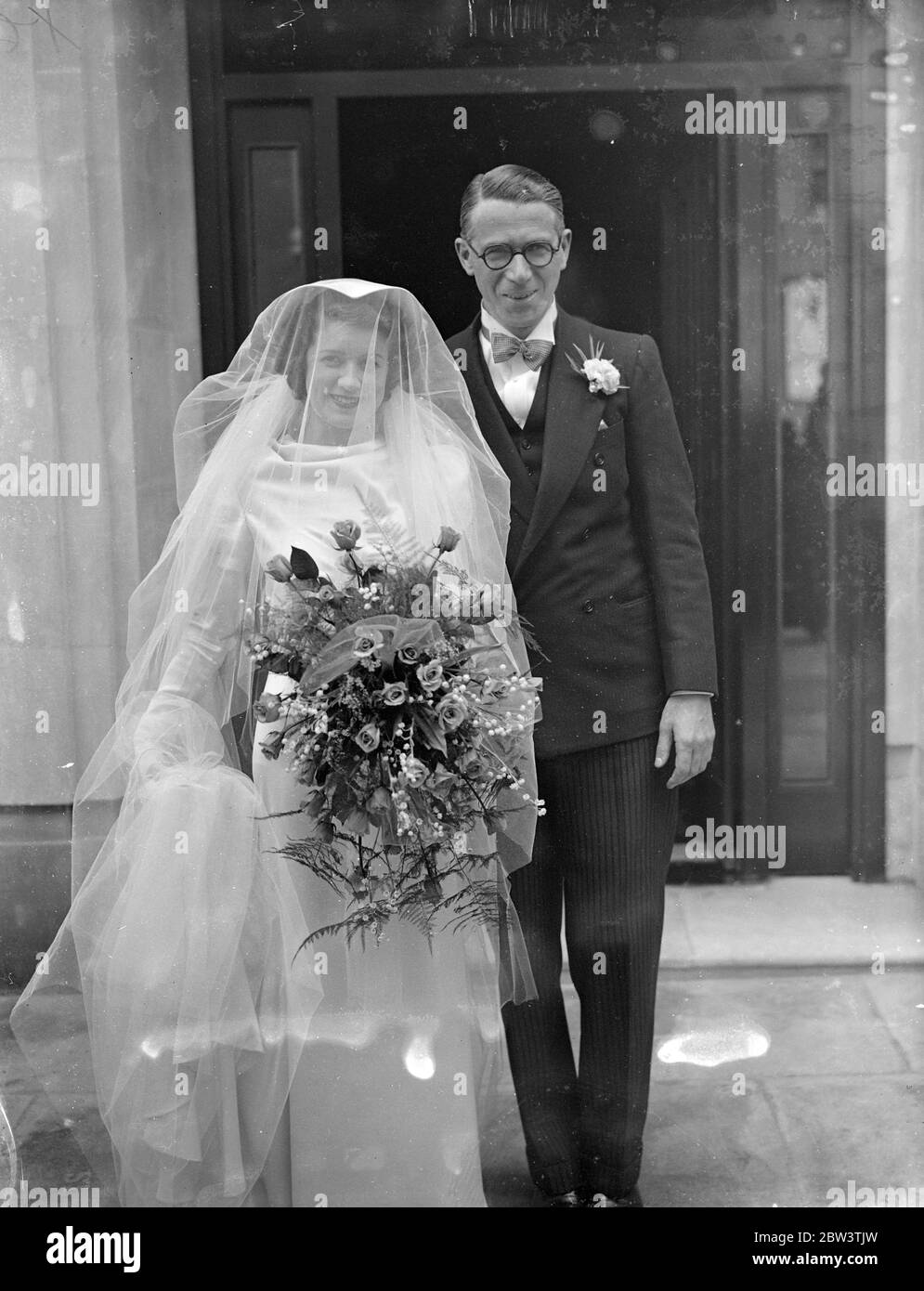 Henry Hall dà sposa via a Wedding of Bert Yarlet , il cantante della BBC Dance Orchestra Henry Hall ha dato via la sposa , Miss Aileen Sandiford , un designer di abiti canadese , al matrimonio di Bert Yarlett , cantante della BBC Dance Orchestra , Che si è svolto nella chiesa della Santissima Trinità , Glouchester Terrace , Bayswater . Il migliore uomo era Dan Donovan , un altro dei vocalisti della band . Le bridesmaid erano le tre Sorelle ( Marie , Mary e Molly ) e Vivienne Brooks era cameriera - d'onore . George Elrick ( batterista - cantante ) fu un usciere insieme a Bert Beade e Billy Smith . Elisabetta Foto Stock