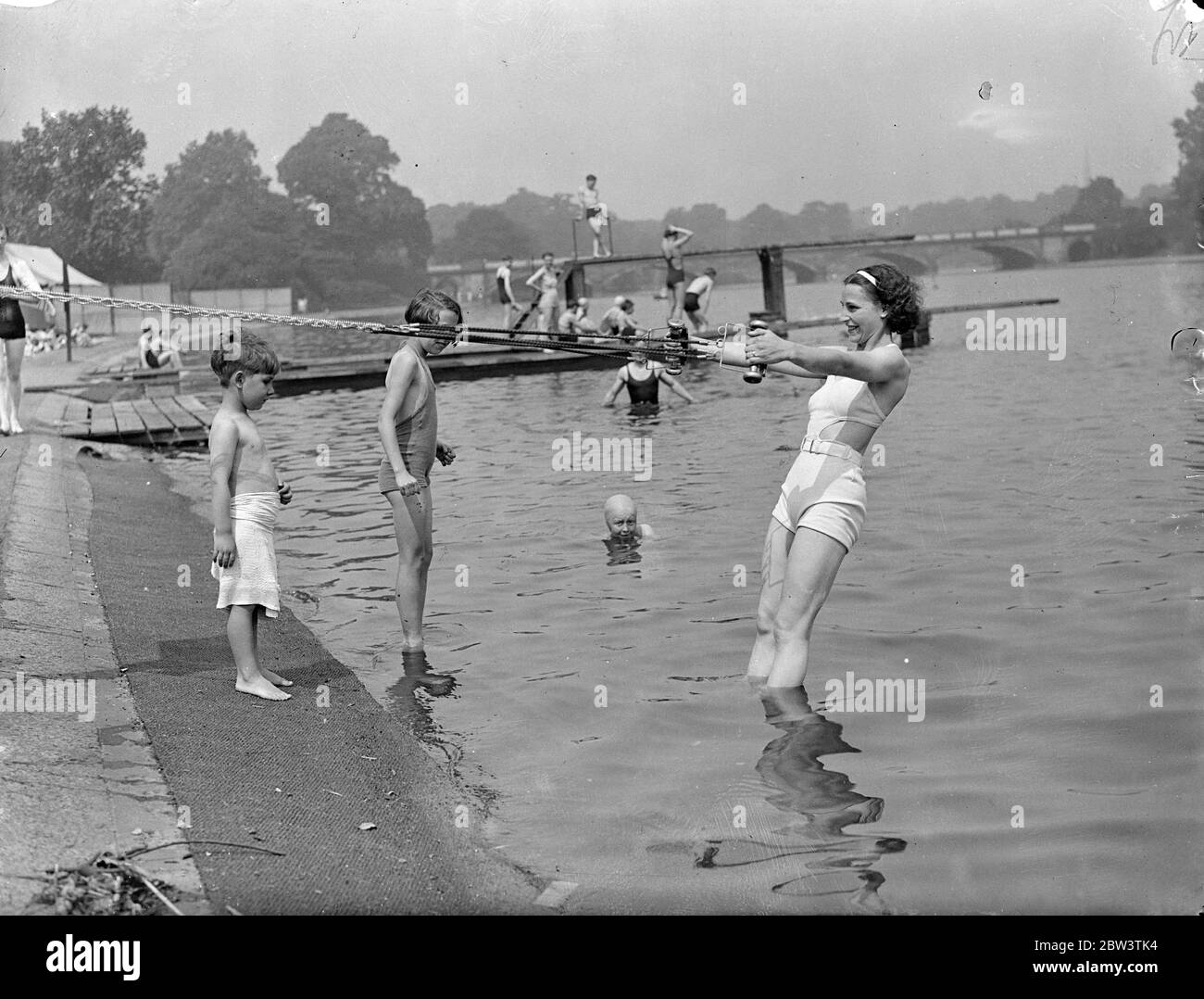Aiuta l'ultra violetto . Una ragazza che si fa un'astucina al Lido di Serpentine, che crede nel dare il sole, aiuta a fornire un po' di forma fisica. 20 giugno 1936 Foto Stock