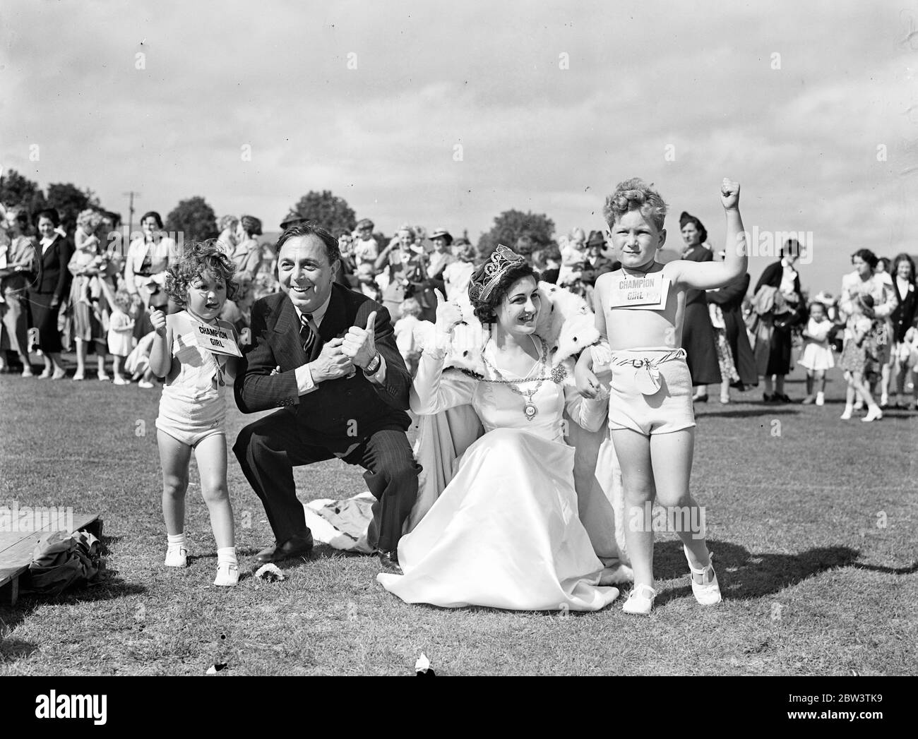 Lupino Lane mostra carnevale premiati come fare la 'Lambeth Walk' . Jeanette Mary Latta , di 3 1/2 anni di Brentwood è stata giudicata la ragazza campione e John Stewart Barkway di Westcliff ( 5 1/2 ) il ragazzo campione in bella competizione per bambini a Priory Park , Southend , in connessione con la settimana di Carnevale . Lupin Lane , il comico fu giudicato . Spettacoli fotografici , Lupin Lane mostra i due campioni , Jeanette latte e John Barkway e Margot Sewill , il Carnevale di Southend ueen come fare la 'Lambeth Walk' . 16 agosto 1936 Foto Stock