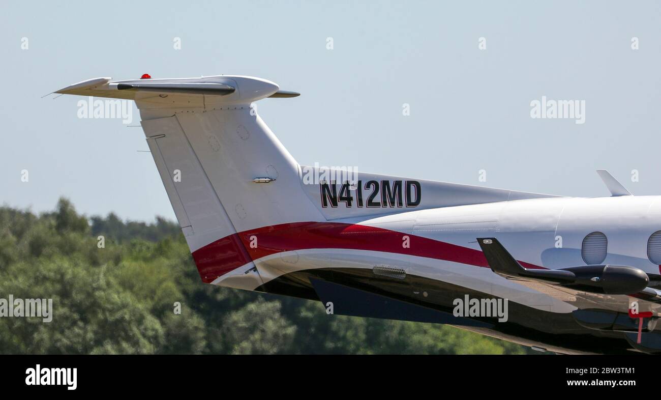 L'aereo Pilatus PC12 che decolse dall'aeroporto di Fairoaks in Surrey prima di volare nel Galles del nord dove il pilota atterrò senza permesso su una pista militare chiusa nella RAF Valley "perché voleva andare in spiaggia". Foto Stock