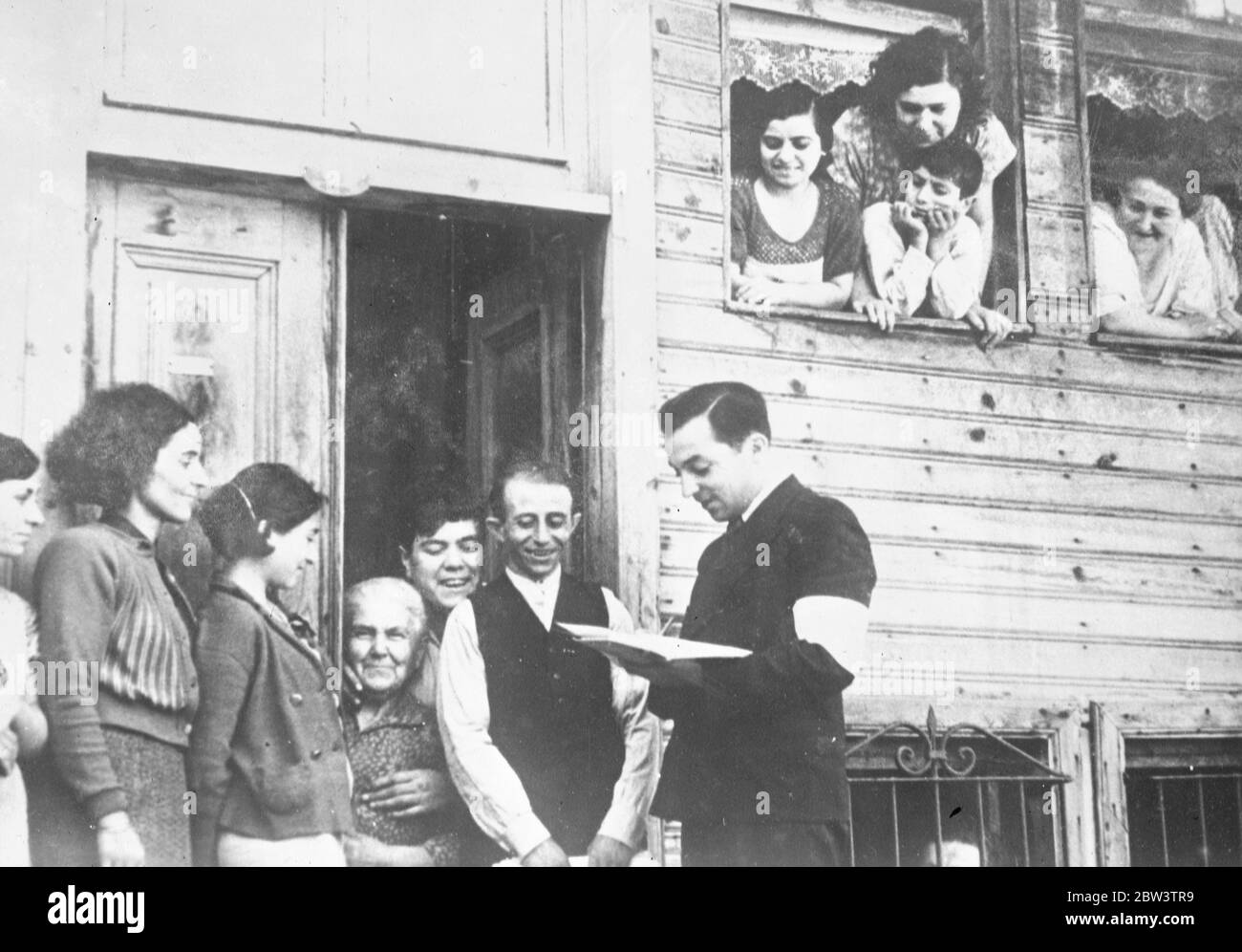Tutta la Turchia rimane all'interno durante il censimento nazionale . Un funzionario del censimento che prende particolari a Istanbul . 23 ottobre 1935 Foto Stock