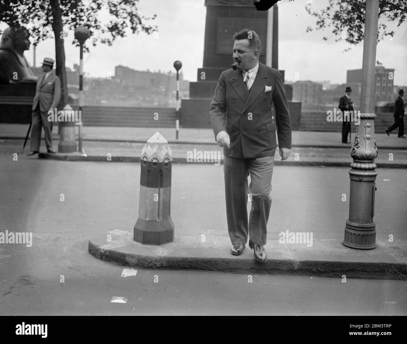 Il guardiano di Quin va a fare una passeggiata a Londra . David CROBB fuori a Londra . 20 luglio 1935 Foto Stock