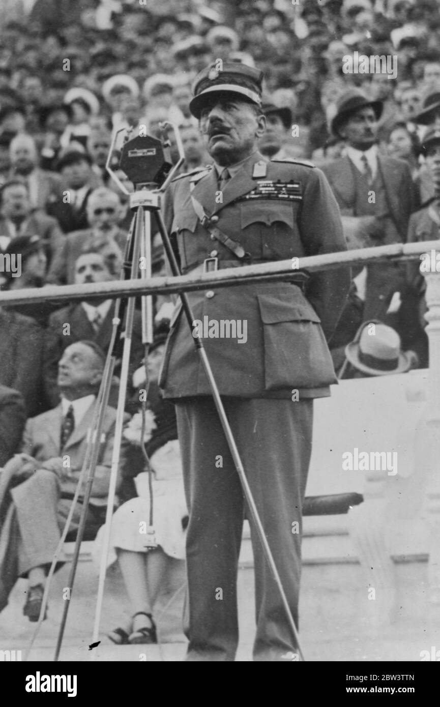 Il generale Condylis , ministro della guerra greco e leader dei monarchici , parla per la monarchia nel grande incontro di Atene . 23 ottobre 1935 Foto Stock