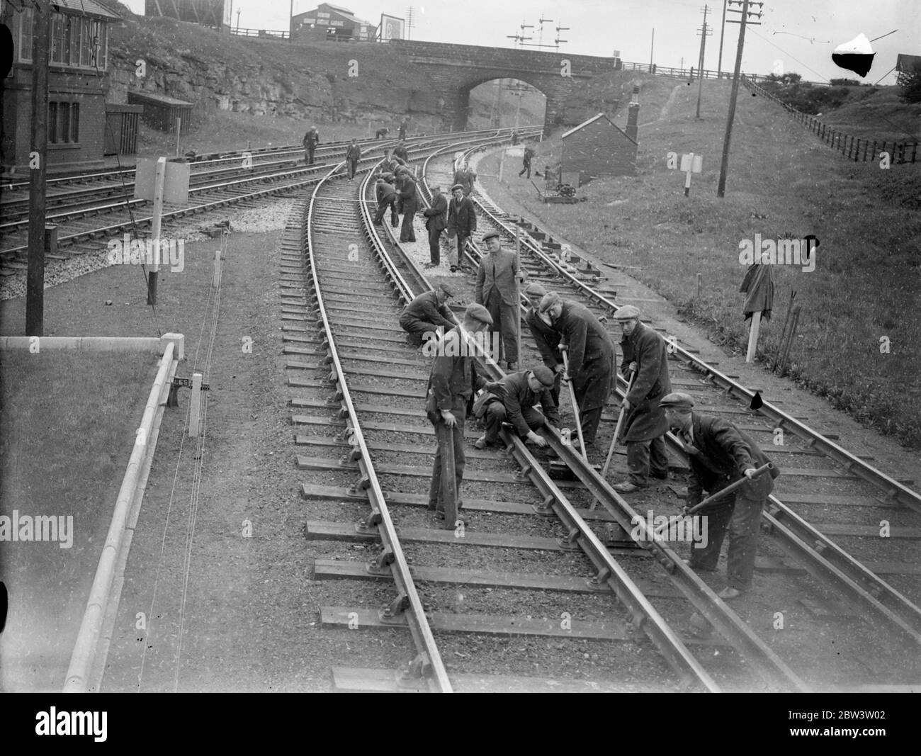 Cinquecento uomini relay 80 miglia di ferrovia in quattro giorni come LNER fare grande cambiamento su Tyneside . Cinquecento uomini sono impegnati nei pressi di Newcastle su uno dei lavori più complessi ad alta velocità svolti in Gran Bretagna per qualche tempo . Ottanta miglia di binario conduttore in acciaio vengono ripresi e rilanciati in quattro giorni . Per conformarsi agli standard moderni, la guida del conduttore per tutta la lunghezza delle linee elettrificate LNER su Tyneside viene presa e spostata di 3 1/4 pollici più vicino alla guida di scorrimento . Cinquantamila isolatori devono essere rimossi e l'insieme dei cavi di continuità richiedono Foto Stock