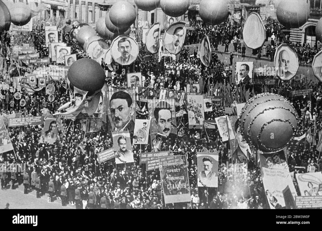 Prime foto del giorno di maggio a Mosca . Milioni di civiliani sfilano in Piazza Rossa . Milioni di civili si sono Uniti in una sfilata di massa attraverso la Piazza Rossa quando il giorno di maggio è stato celebrato a Mosca . La parata civile seguì la parata militare in cui decine di migliaia di truppe con l'ultimo macchinario di guerra marciarono oltre la Tomba di Lenin in in onore di Stalin . Lord Marley era tra gli illustri stranieri che hanno guardato le celebrazioni , che quest' anno aveva una nota ancora più chiara di quanto non lo fosse di solito in risposta all' ordine di Stalin che' la vita è ora gayer e migliore' . Foto appena ricevuta mostra , pa Foto Stock