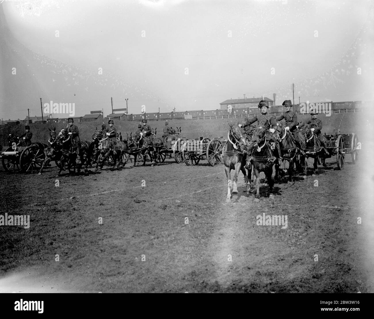 Prova di artiglieria Royal Horse in uniforme completa per il Royal Tournament . ' F' (Sphinx) batteria di artiglieria reale di cavalli risanata in uniforme a Wormwood strofina il musical drive che daranno al Royal Tournament. Spettacoli fotografici, ' F' (Sphinx) prova di batteria in uniforme a vestito pieno. 23 aprile 1936 Foto Stock