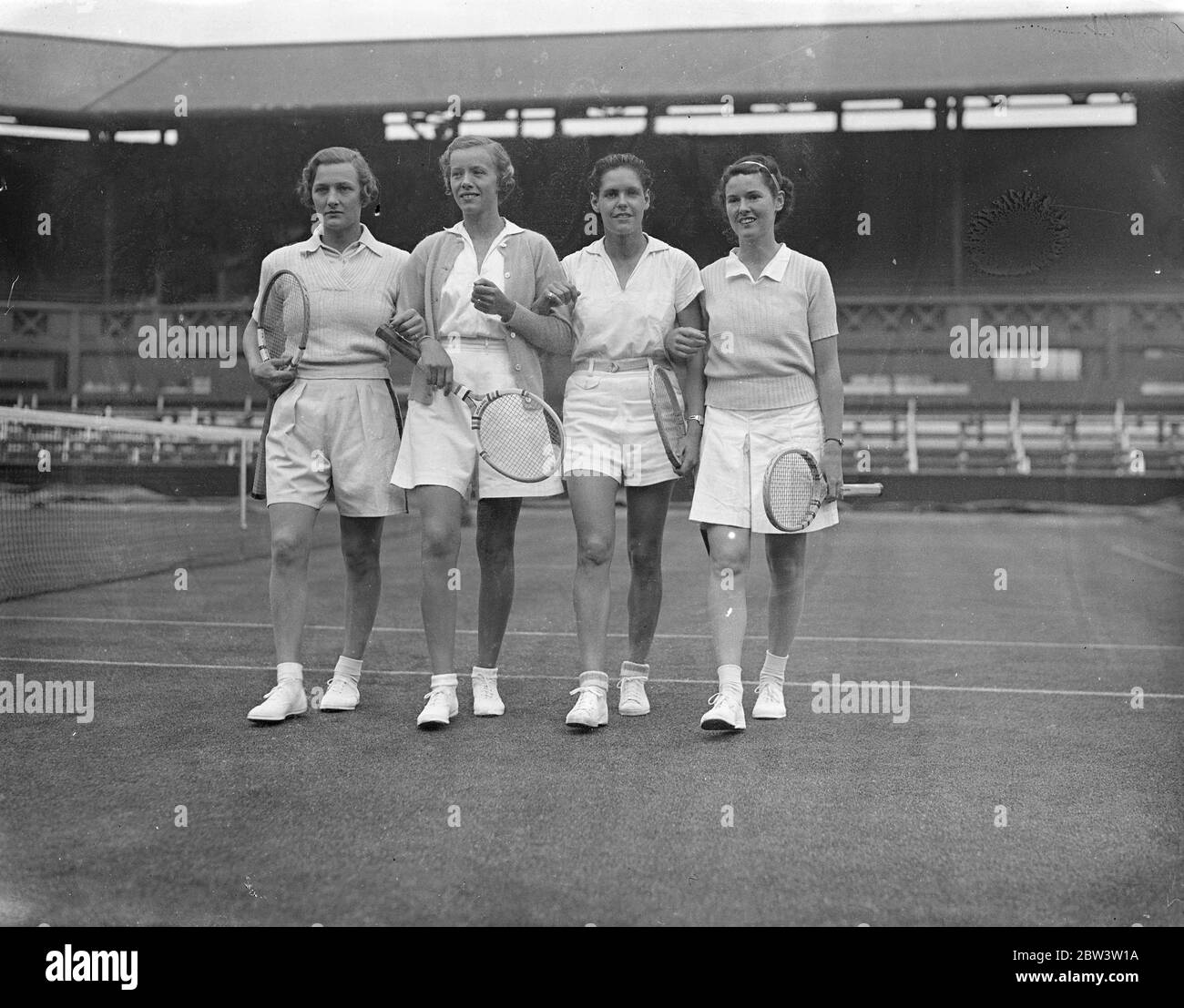 Il team della British Wighman Cup si sintonizza a Wimbledon per l'apertura del concorso domani . I membri delle squadre di tennis della Wightman Cup inglese ed americano hanno messo i ritocchi finali a Wimbledon per la loro preparazione al concorso che si apre domani a Wimbledon ( venerdì ) . Spettacoli fotografici : giocatori di Coppa Wightman americana a Wimbledon ( l a r ) : Helen Jacobs ; MRS . J . Van Ryn ; sig.ra C. Babock ; e la signora . M . Fabyan . 11 Jun 1936 Foto Stock