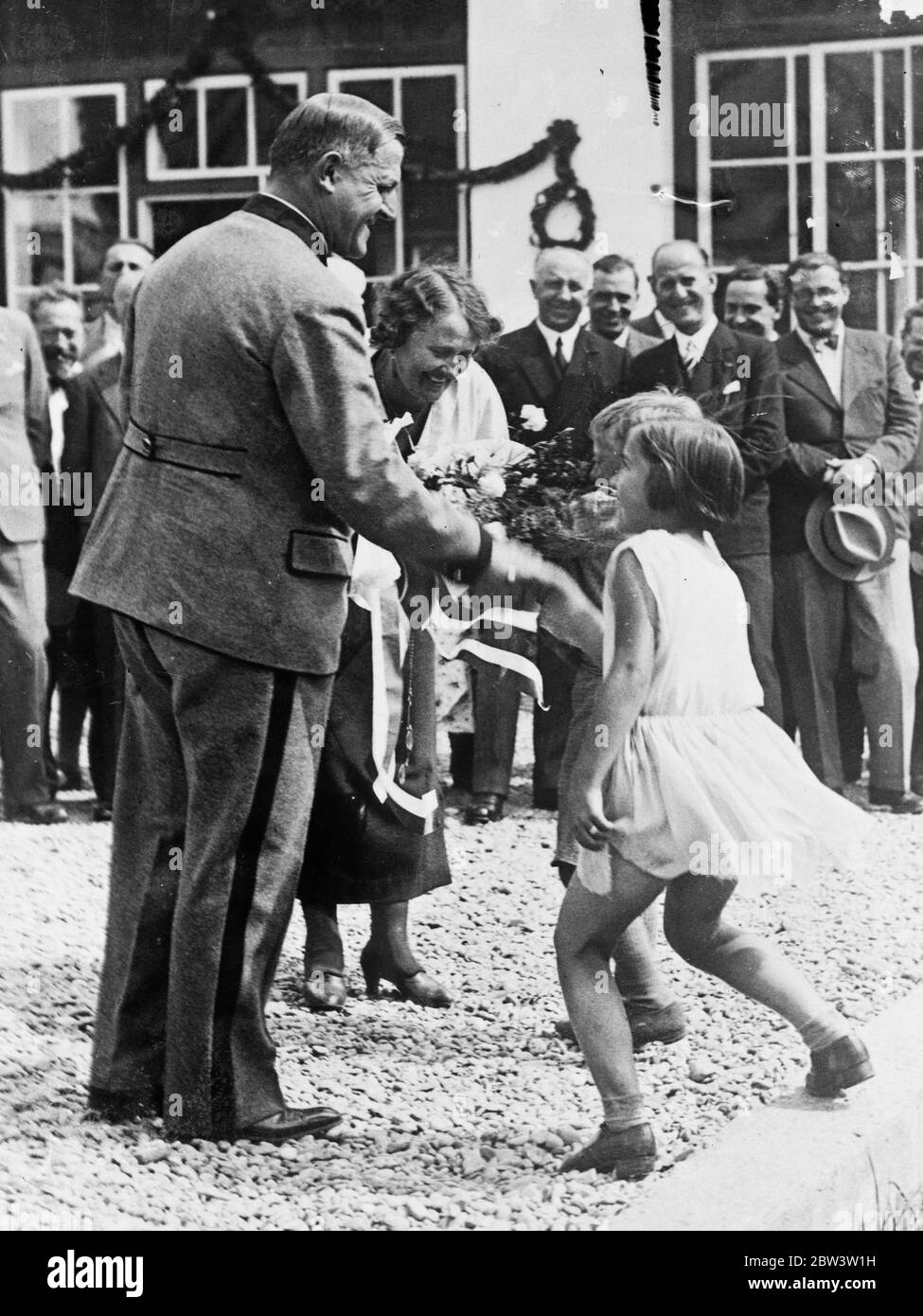 Bouquet per il maggiore Fey , ministro austriaco degli interni , quando visitò una casa per ex militari disabili a Vienna . 6 settembre 1935 Foto Stock