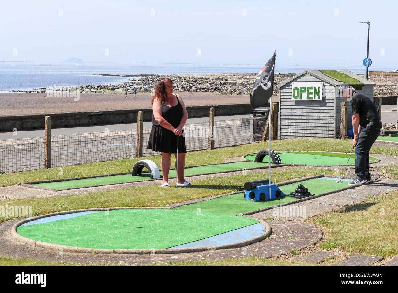 Troon, Regno Unito. 29 maggio 2020. Con il rilassamento delle misure di blocco e Nicola Sturgeon, l'indicazione del primo Ministro della Scozia che alcune strutture sportive, compreso il golf possono essere aperte, il famoso campo da golf Crazy di Troon ha aperto per la prima volta dall'ottobre 2019. Il primo a giocare sul corso è stato Julie Barr e Willie Ramage, entrambi di Troon. Credit: Findlay/Alamy Live News Foto Stock