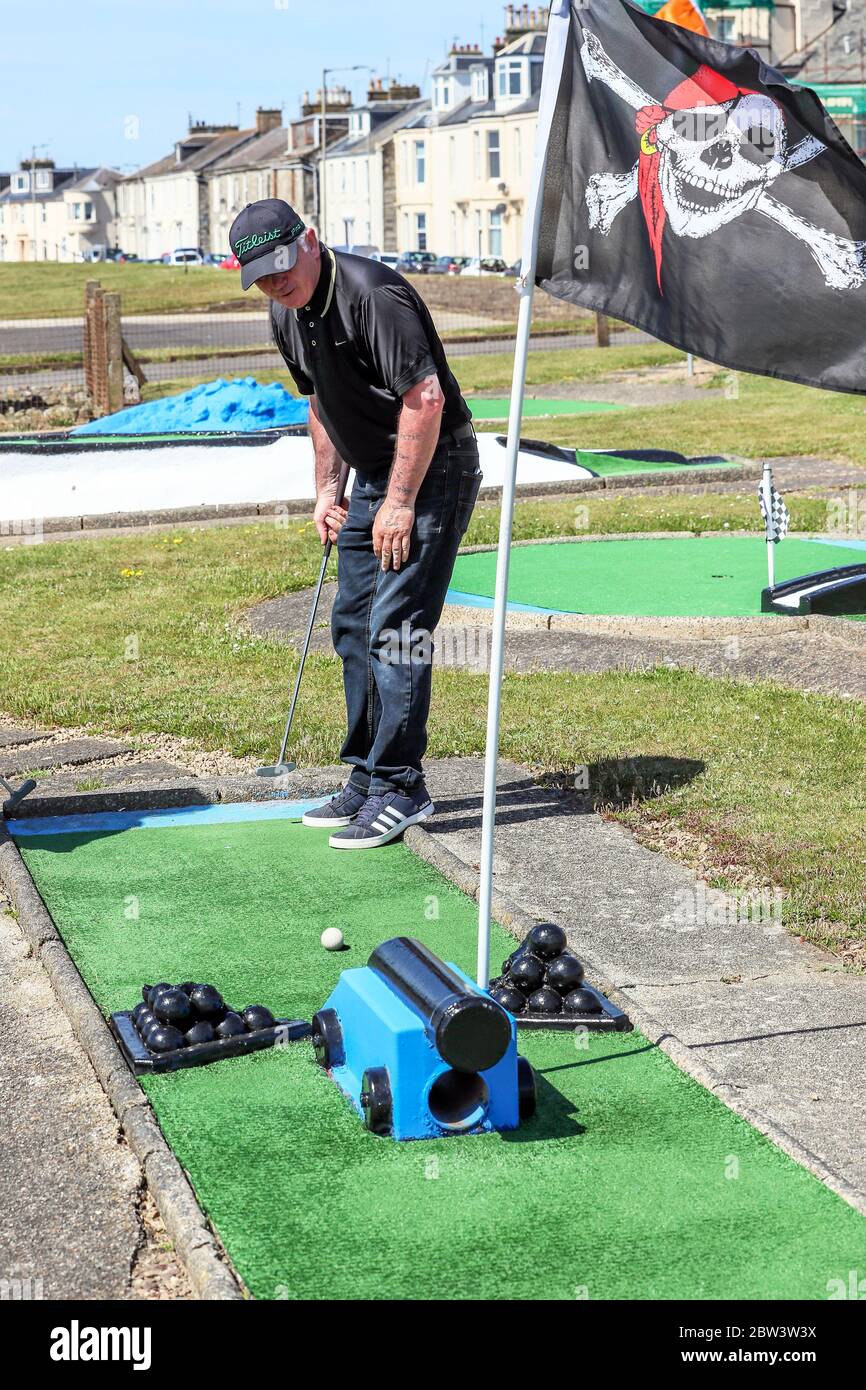 Troon, Regno Unito. 29 maggio 2020. Con il rilassamento delle misure di blocco e Nicola Sturgeon, l'indicazione del primo Ministro della Scozia che alcune strutture sportive, compreso il golf possono essere aperte, il famoso campo da golf Crazy di Troon ha aperto per la prima volta dall'ottobre 2019. Il primo a giocare sul corso è stato Julie Barr e Willie Ramage, entrambi di Troon. Credit: Findlay/Alamy Live News Foto Stock