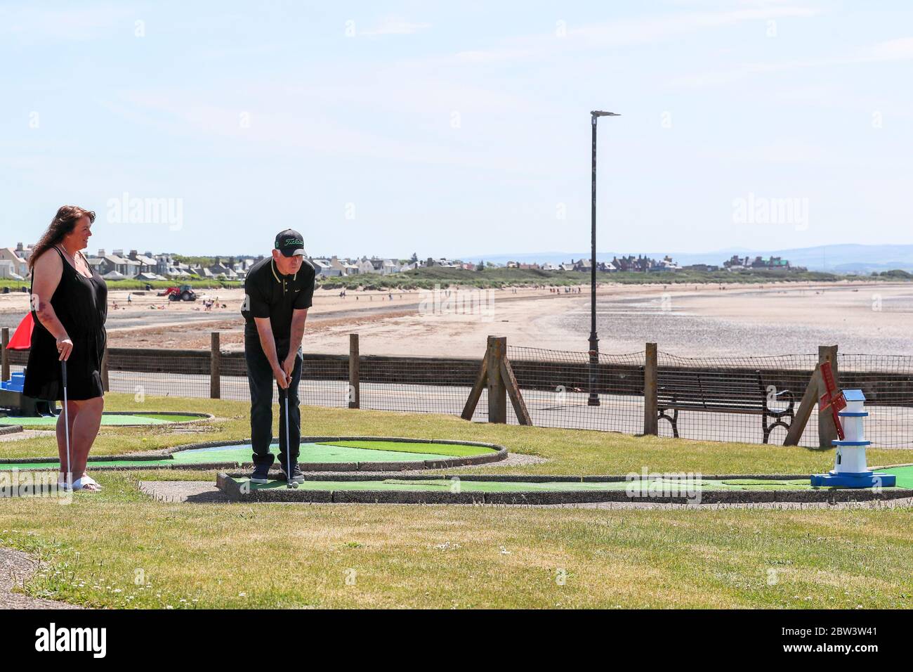 Troon, Regno Unito. 29 maggio 2020. Con il rilassamento delle misure di blocco e Nicola Sturgeon, l'indicazione del primo Ministro della Scozia che alcune strutture sportive, compreso il golf possono essere aperte, il famoso campo da golf Crazy di Troon ha aperto per la prima volta dall'ottobre 2019. Il primo a giocare sul corso è stato Julie Barr e Willie Ramage, entrambi di Troon. Credit: Findlay/Alamy Live News Foto Stock