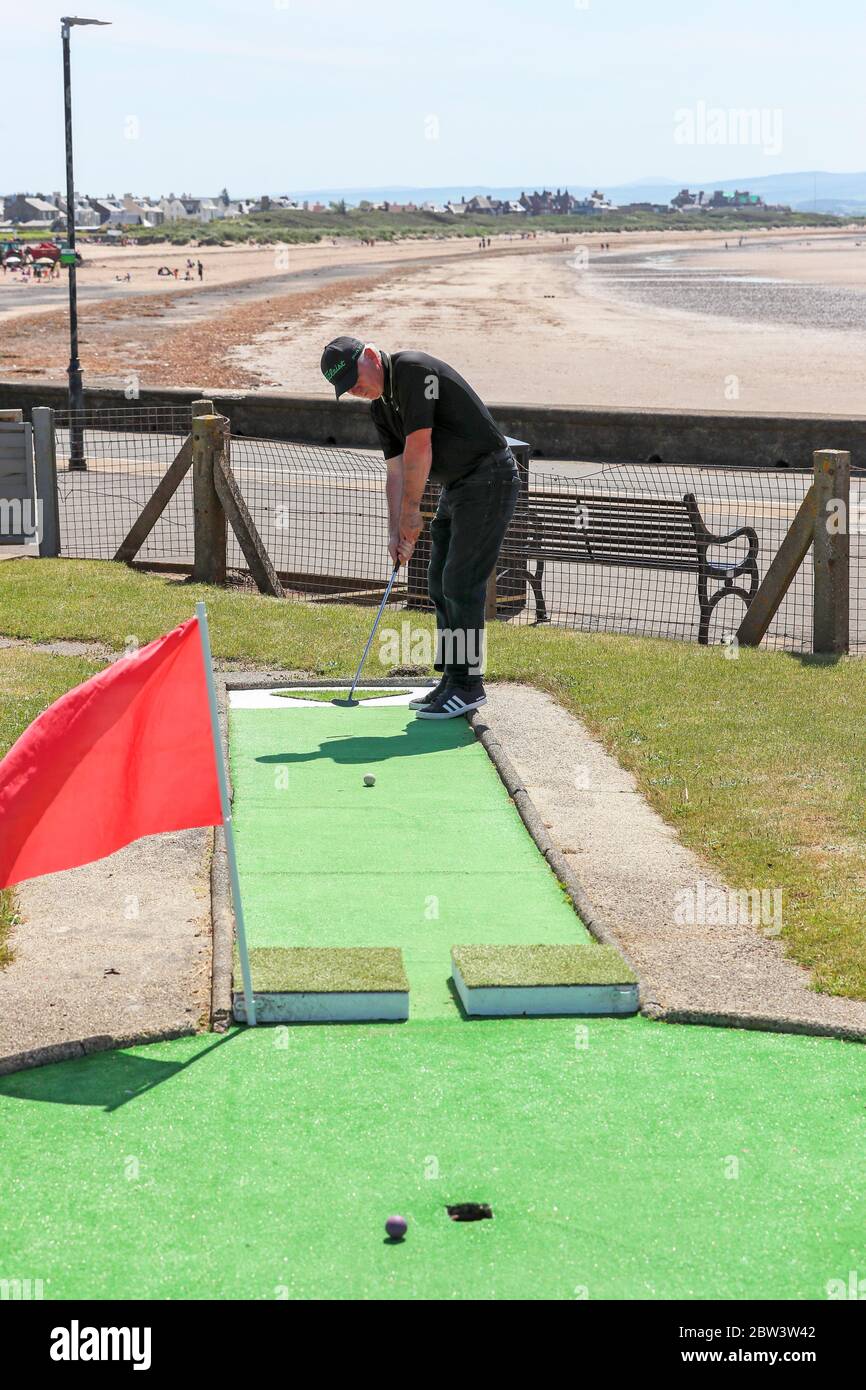Troon, Regno Unito. 29 maggio 2020. Con il rilassamento delle misure di blocco e Nicola Sturgeon, l'indicazione del primo Ministro della Scozia che alcune strutture sportive, compreso il golf possono essere aperte, il famoso campo da golf Crazy di Troon ha aperto per la prima volta dall'ottobre 2019. Il primo a giocare sul corso è stato Julie Barr e Willie Ramage, entrambi di Troon. Credit: Findlay/Alamy Live News Foto Stock