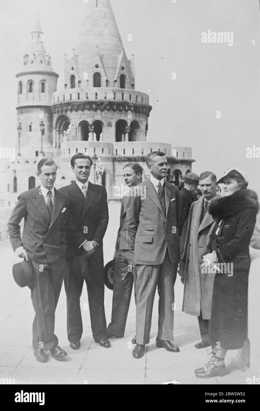 Lord and Lady Astor a Budapest . Lady Astor sta facendo un riposo da una politica seria e sta visitando Budapest con Lord Astor . Hanno fatto visite turistiche della città insieme . Spettacoli fotografici , Lord Astor ( più alto ) con Lady Astor a Budapest . 16 aprile 1936 Foto Stock