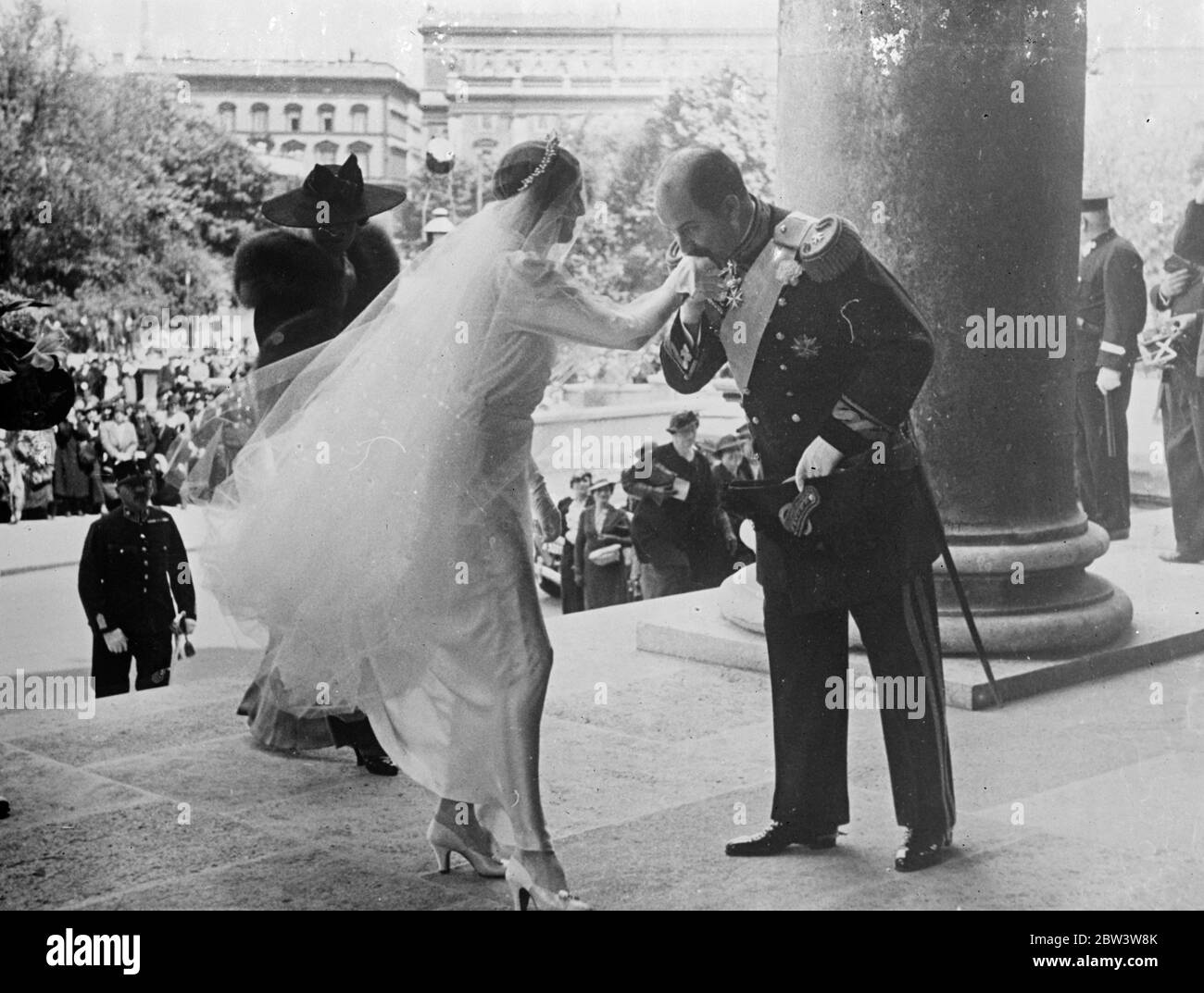 Il principe bacia la mano del suo orgoglio inglese . Fedele alla cortese tradizione della nobiltà dell'Europa centrale , il principe Ernst von Hohenberg sollevò la mano della sposa e la baciò dopo il suo matrimonio nella chiesa di San Chaele a Vienna a Miss Maria Theresa Wood , figlia di 25 anni del capitano Geoge Jarvis Wood , Che era Attache militare britannico a Vienna prima della guerra . Il gesto del principe von Hindenberg compiaceva ad una grande folla di gente comune che si era riunita per vedere la coppia . Lo sposo è il secondo figlio del tragico arciduca Franz Ferdinand , il cui omicidio a Sarajevo nel 1914 , ha iniziato il Foto Stock