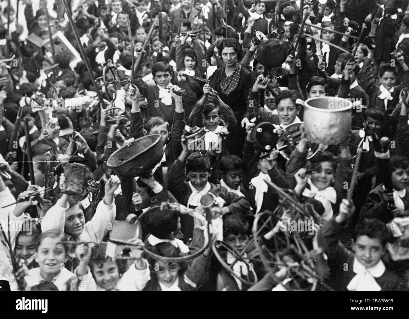 I bambini Italain raccolgono pentole e padelle per combattere le sanzioni . Paese pettinato per metallo vecchio . Migliaia di bambini in tutta Italia hanno sacchato le loro case per rottami di metallo , per lo più pentole e padelle che possono essere utilizzate dal loro paese per continuare la guerra in Abissinia e sfidare le sanzioni . Si stima che nel solo nord non meno di 3 000 tonnellate di rottami di ferro, di bronzo, di rame e di piombo siano state raccolte dai bambini. Mostre fotografiche , centinaia di studenti di Roma che agitavano vecchi utensili da cucina , biciclette e altri oggetti metallici che raccoglievano per la guerra contro le sanzioni Foto Stock