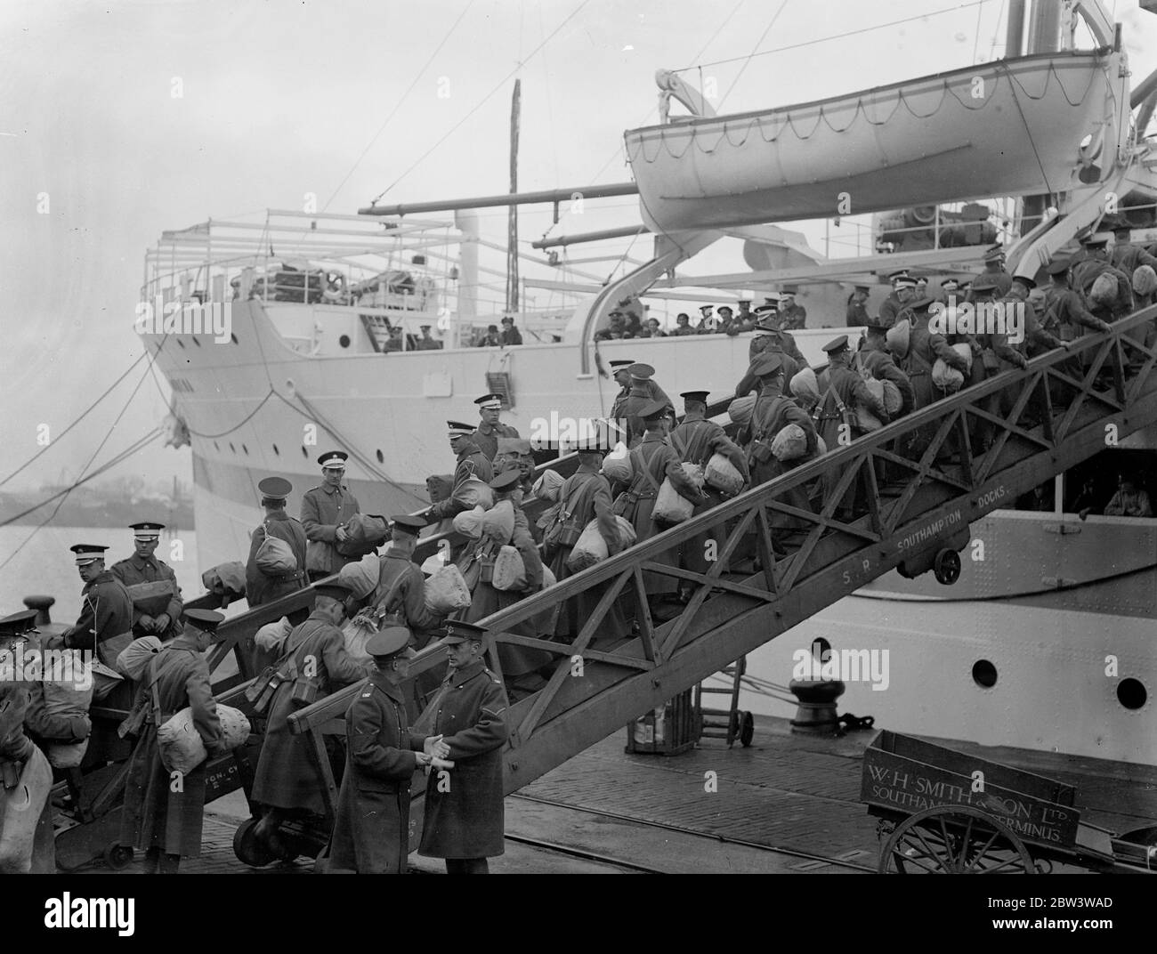Le guardie Coldstream si imbarcarono a Southampton per l'Egitto . Gli uomini delle 3 guardie del Battaglione Coldstream si imbarcarono sulla nuova troupship' Dunera' a Southampton sulla strada per l'Egitto. Spettacoli fotografici , le guardie del Coldstream che si imbarcarono sulla ' Dunera' a Southampton . 23 novembre 1937 Foto Stock