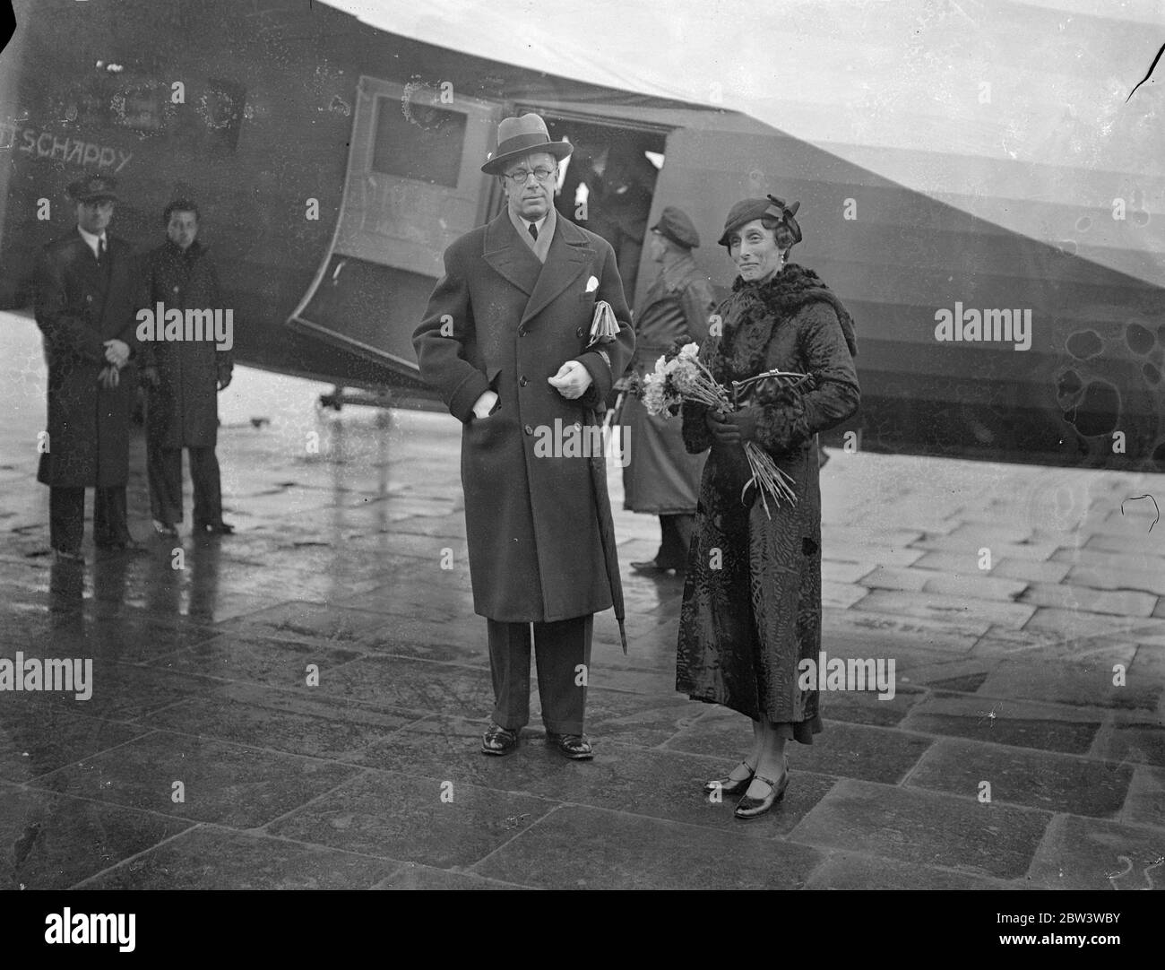 Il Principe della Corona e la Principessa di Svezia lasciano Croydon per casa . Il Principe ereditario e Principessa di Svezia a Croydon . 6 dicembre 1935 Foto Stock