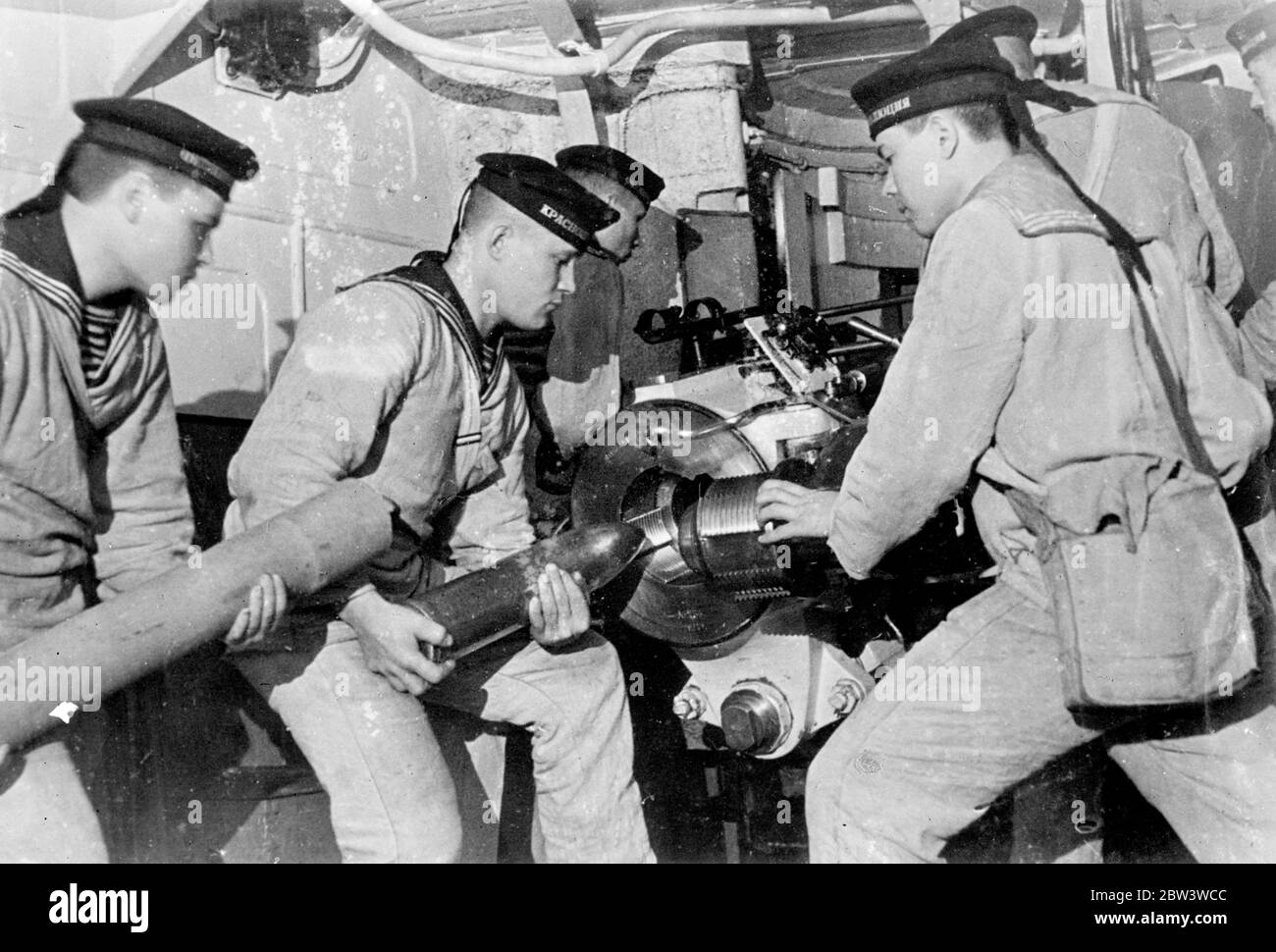 La marina sovietica mostra i suoi passi nel Baltico . Le navi da guerra della flotta baltica sovietica hanno partecipato a esercitazioni in condizioni di battaglia nel Mar Baltico . Foto spettacoli , caricare una pistola a bordo della corazzata ottobre Rivoluzione ' . 12 maggio 1936 Foto Stock